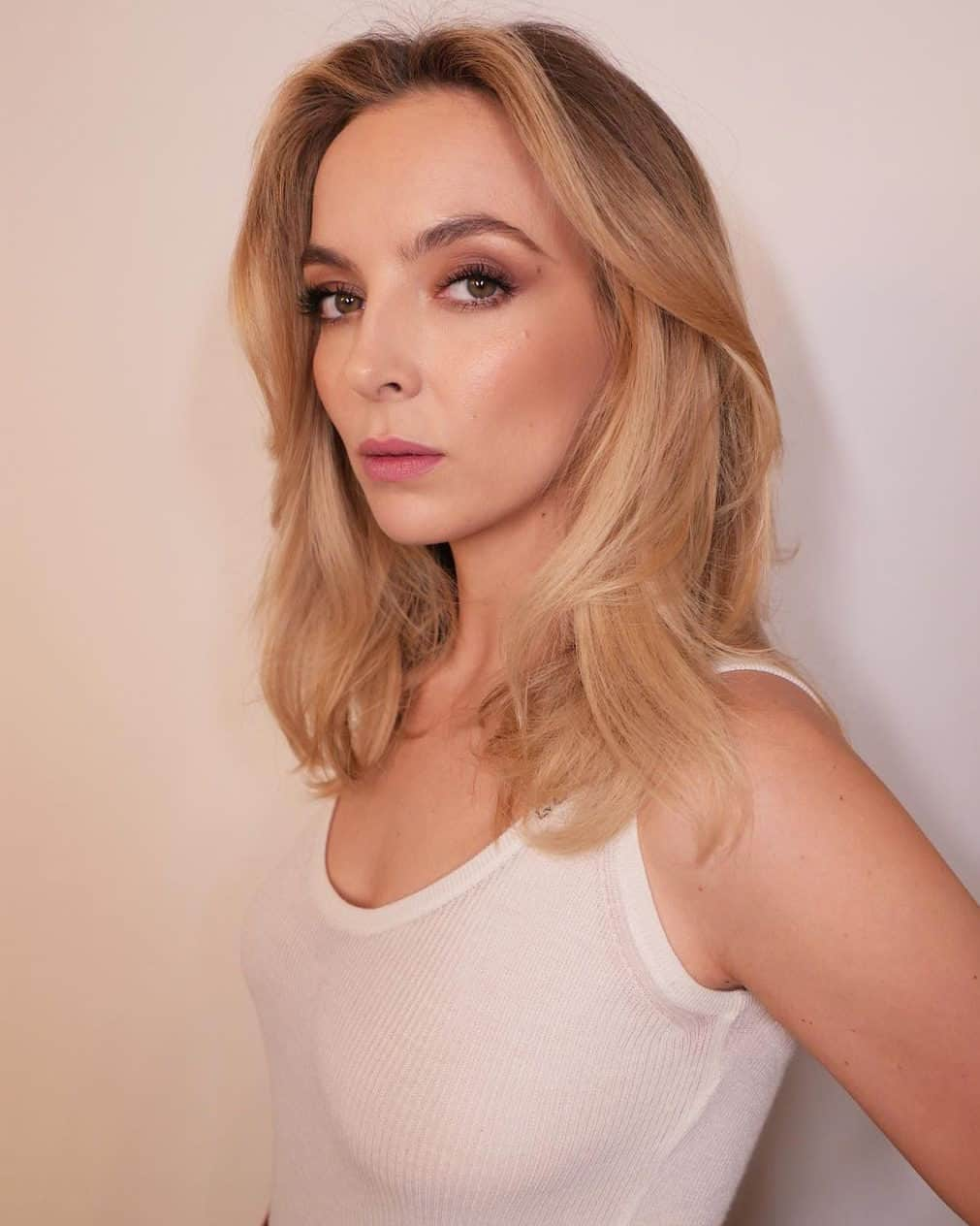 British Vogueのインスタグラム：「Whether on stage, on screen or on the red carpet, #JodieComer can do no wrong. The same could be said of her beauty looks, and the actor just stepped out wearing what can only be described as a masterclass in the art of the smoky eye. Click the link in bio to discover how make-up artist @GeorgieEisdell created Comer’s perfect day-to-night look.」