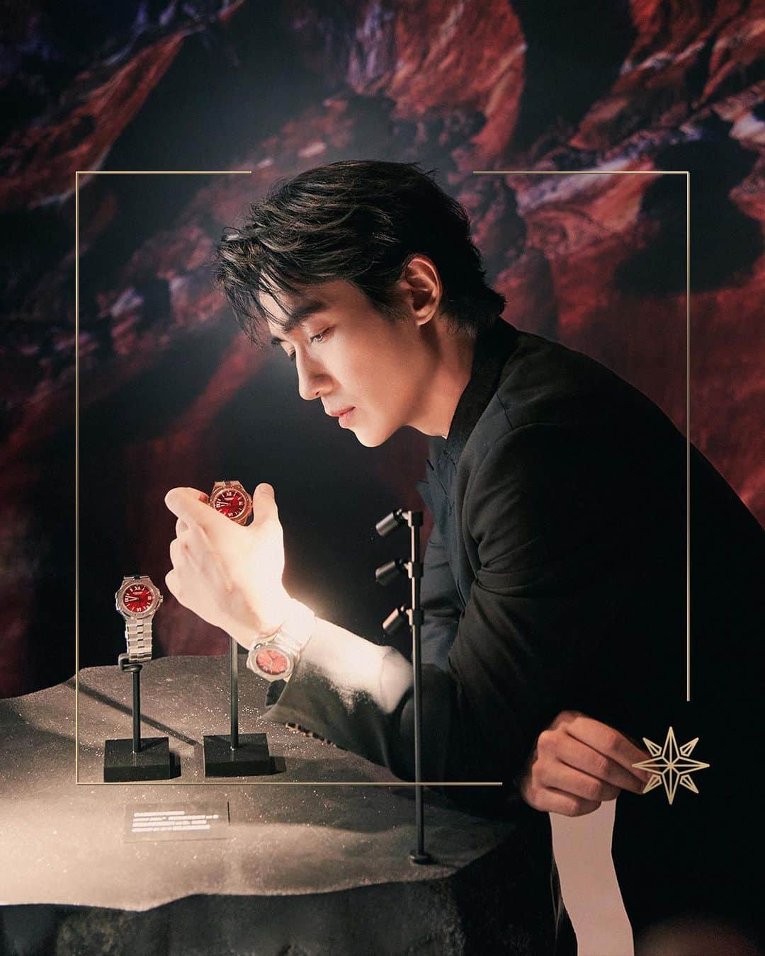 ショパールのインスタグラム：「The Alpine Eagle Shanghai Exhibition featured #Chopard Ambassadors @zyloooong and Lei Jiayin as its special guests. Dedicated to the free and pioneering spirit of the iconic #AlpineEagle watch collection, the exhibition provided a captivating journey into a realm that evokes the grandeur of the majestic eagle and the rugged rocks of the magnificent Alps.  #ManWithAVision #StarsInChopard #ChopardWatch #SwissMade #LuxuryWatch」