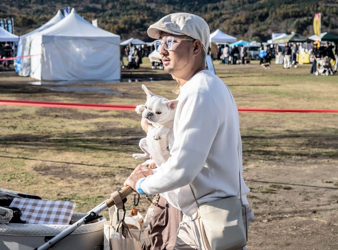 French Bulldog Lifeのインスタグラム：「【フレブルLIVE 2023スナップ📷⚡️】 まだまだあどけないパピーちゃん！  愛ブヒカラーの「クリーム」で合わせたコーデと、抱っこの仕方。  愛し、愛されているのが伝わってきます🩶  #フレブルLIVE #フレブルLIVE2023」