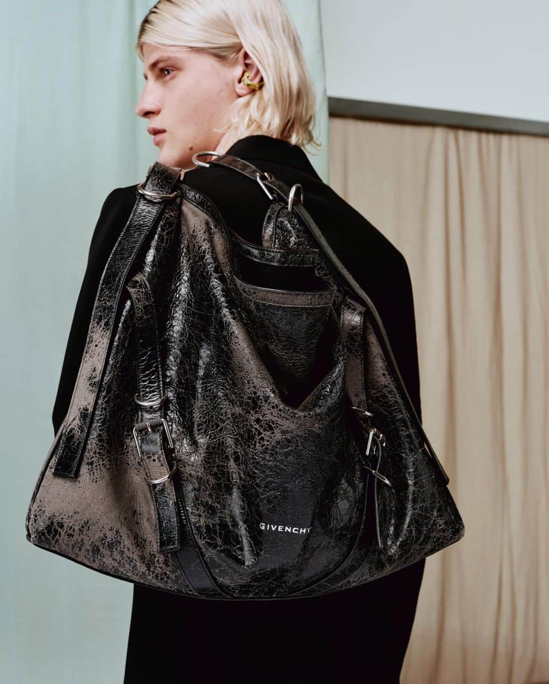 ジバンシィさんのインスタグラム写真 - (ジバンシィInstagram)「the men’s voyou bag in crackled leather, available now」11月8日 2時09分 - givenchy