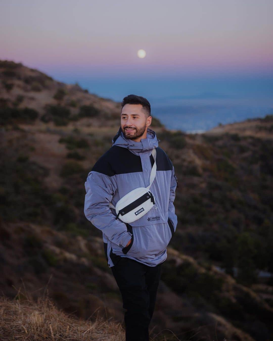 コロンビアのインスタグラム：「Enjoy lightweight coverage and protection with the Challenger. This earth-friendly 100% recycled polyester pullover features an eye-catching mineral sheen and hybrid design with classic anorak utility.   📸: @christopherballadarez」