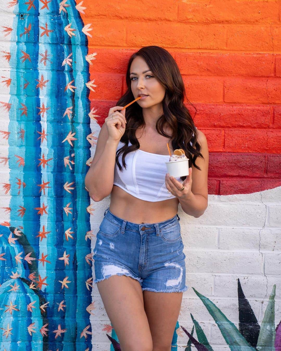 エマ（テニール・ダッシュウッド）のインスタグラム：「Who here loves ice cream 🙋🏻‍♀️🍨」