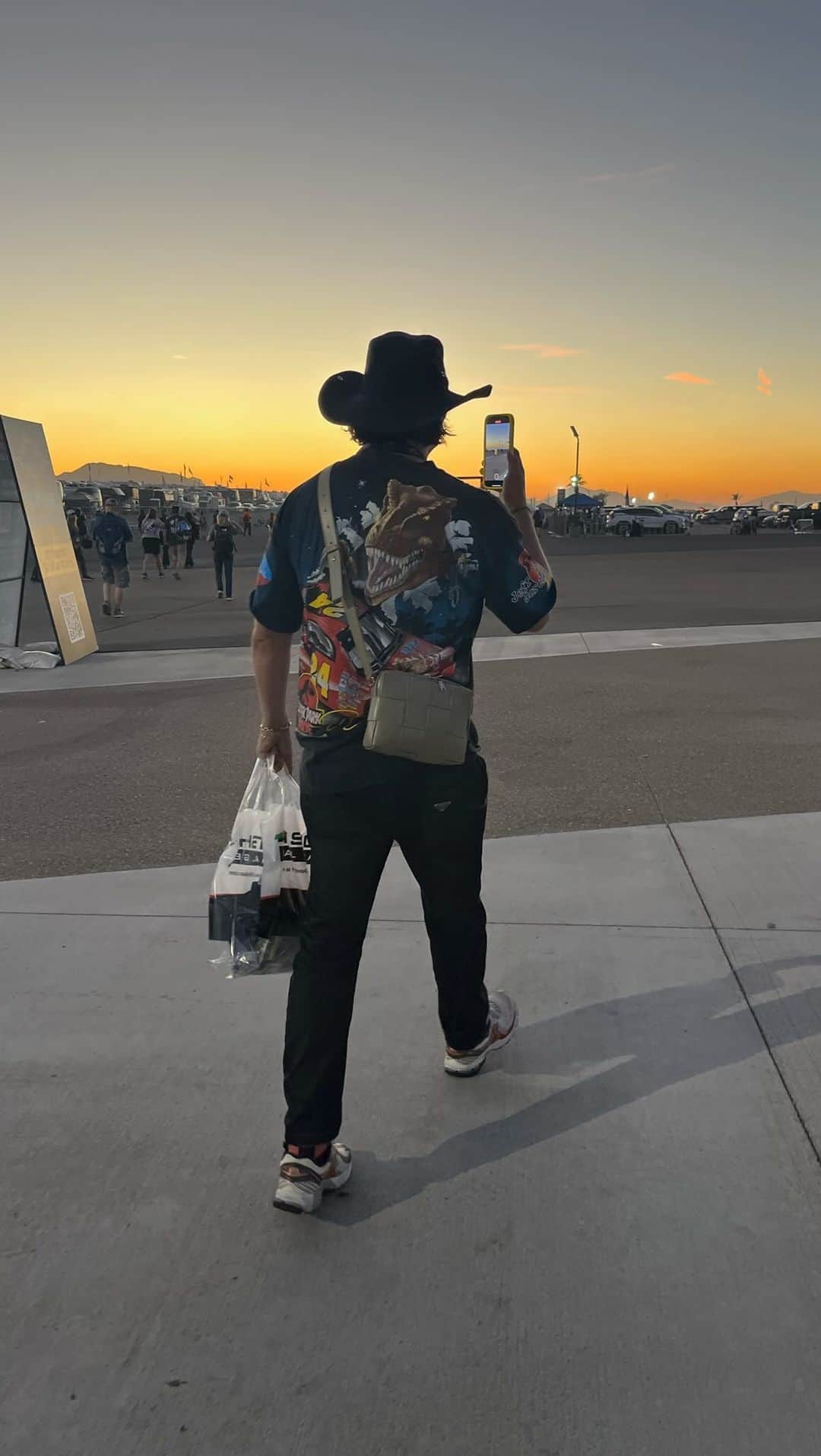 クリス・ギャルヤのインスタグラム：「Another incredible experience with @nascar. Thank you for having me @phoenixraceway and congrats to the 🏆 champs! Looking forward to the 24’ season. Here are some highlights from the weekend 🏁」
