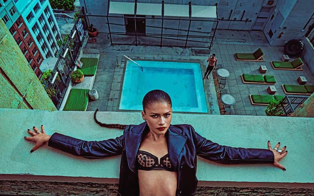 スティーヴン・クラインのインスタグラム：「Zendaya @zendaya photographed in at the Ace Hotel Los Angeles. Editor-in-chief: Nina Garcia @ninagarcia Creative Director: Stephen Gan Stylist: Law Roach @luxurylaw Writer: Clover Hope @clovito Hair: Kim Kimble at A-Frame Agency @kimblehaircare @aframe_agency Makeup: Ernesto Casillas for Lancôme @ernestocasillas @lancomeofficial Manicure: Marisa Carmichael for Apres Nail @marisacarmichael @apresnailofficial Extras casting: Barbara Pfister @barbarapfistercasting Production: Viewfinders @viewfindersnyla Location: The Ace Hotel, Los Angeles @acedtla」