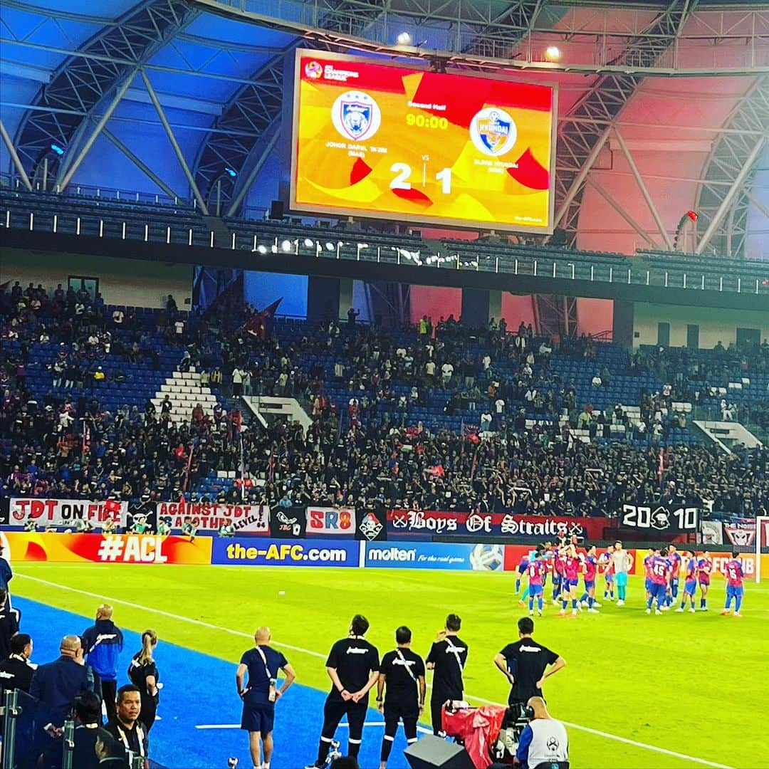 植田朝日のインスタグラム：「🇲🇾🇲🇾🇲🇾  トランジットを利用して見に行ったACL JDT vs 蔚山がバカ面白かったぞ‼️  このスタジアムでマレーシア王者が韓国王者相手に2年間で3連勝達成。  信じられないよね⁉️  そして、両チームの選手、関係者と普通に挨拶をする仲になってて、我ながら不思議です。苦笑  #ACL2023 #jdt #蔚山現代 #サッカー旅 #FooTravelleR #朝日旅 #johorbahru #malaysia」