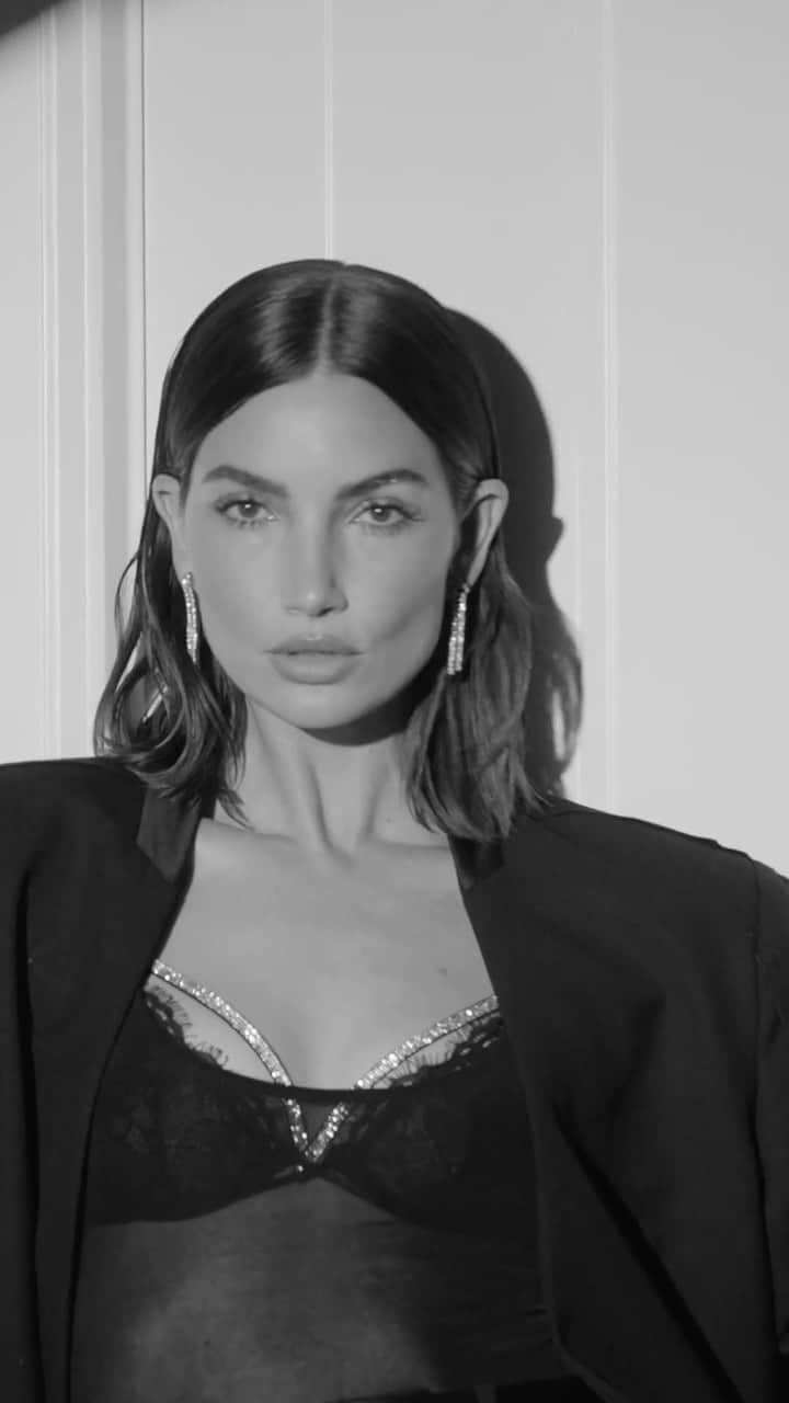 ヴィクトリアズ・シークレットのインスタグラム：「All dressed up and one place to go: the CFDA Fashion Awards. Last night @lilyaldridge, @sola5532, @jilla.tequila, and @col_thedoll all donned VS for a super-special night.    Director: Dani Aphrodite (@dani_aphrodite)  DP: Ben Elias (@dimkiwi)  1st AC: Idil Eryurekli (@idileryurekli)  2nd AC: Allie Iacono (@allie_iacono)  Gaffer: Claire Halloran (@clurrrwith3rs)  Key Grip: Jenny Chan (@jen_erosity)  Assistant Editor: Shantel Prado (@prado.bag) Sound Operator: Brian Kuciak (@mic_ops)  Music By Tony Price (@maximumexposureinc)」