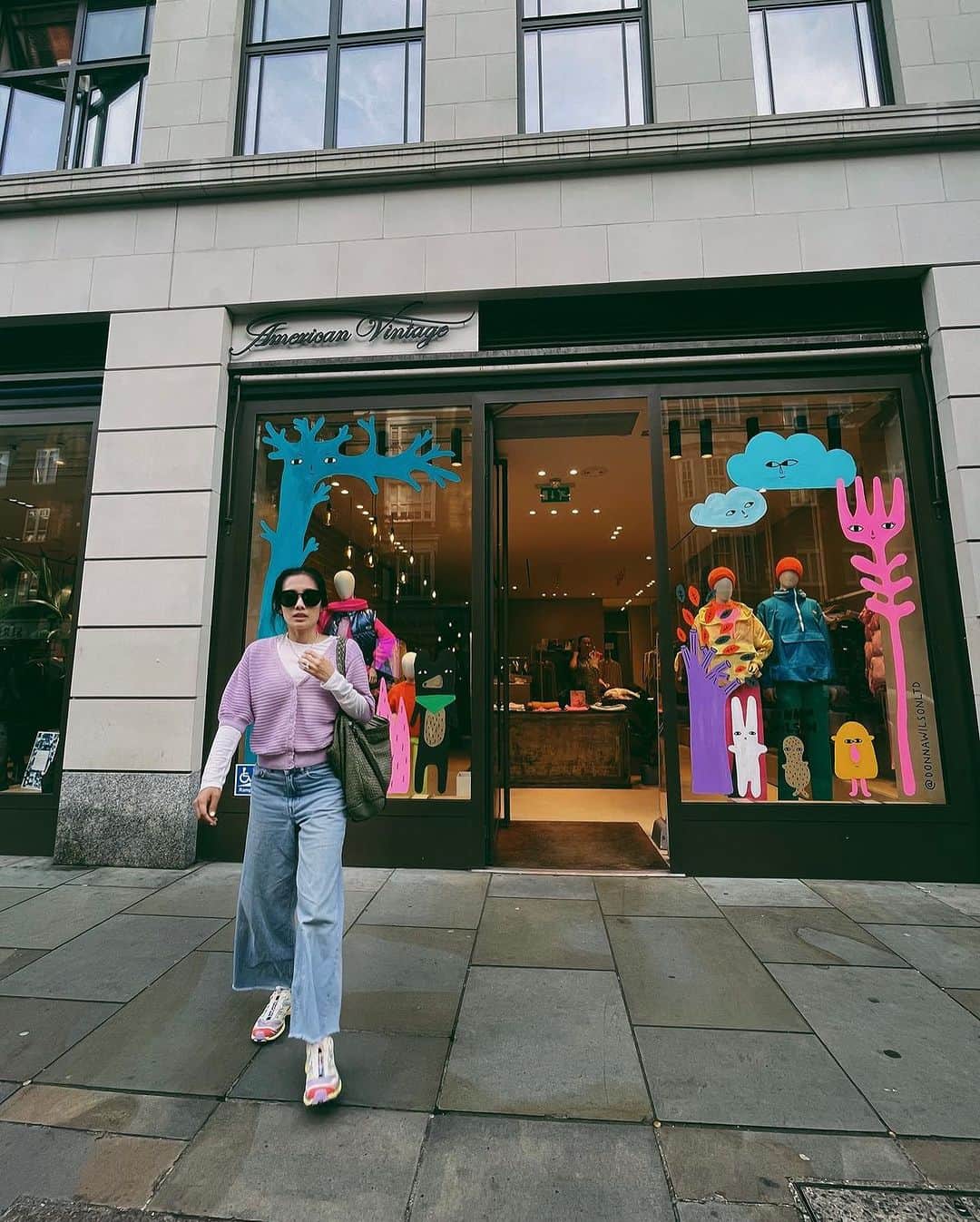 アメリカンビンテージのインスタグラム：「A touch of magic on our Marylebone store in London - looking back at @donnawilsonltd's colourful work on our windows 🇬🇧👩‍🎨  #americanvintage #americanvintagelondon #art #illustration #storewindows」
