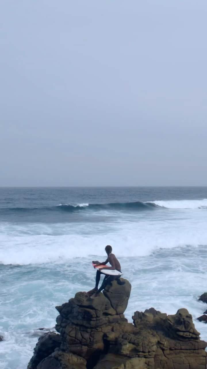 Coronaのインスタグラム：「“Anywhere you go around the world, where you have the water, the sea, the ocean - people are not doing it the same way, but they have a relationship with the water.”  Most people consider the sole origin of surfing to be by the Polynesians in the 1700s Hawaii. More recently, anthropologists and historians have challenged this theory leading us to the west coast of Africa hundreds of years prior.   Follow @alivelikethewind and @rrobin_hood as they explore the rich history of surf in Senegal and the undeniable love that the Wa Guejj Gui or ‘Ocean People’ have for the water.   🎥: @alivelikethewind @rrobin_hood @beyondthebeat  📷: @fallcherif9 @babscopa @kylleuh_97 @ismailasamb_dakar @imanesignate   #Senegal #ThisIsLiving」