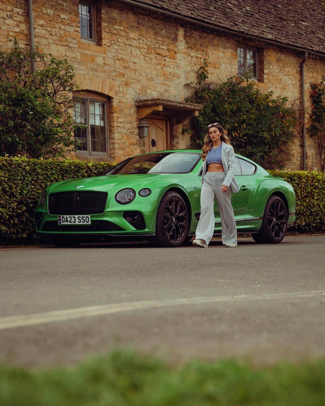 ベントレーのインスタグラム：「Quintessentially British. 📷 @opticalwander @roxanafediuc  _ #Bentley #ContinentalGT S (V8) WLTP drive cycle: fuel consumption, mpg (l/100km) – Combined 23.3 (12.1). Combined CO₂ Emissions – 275 g/km.」