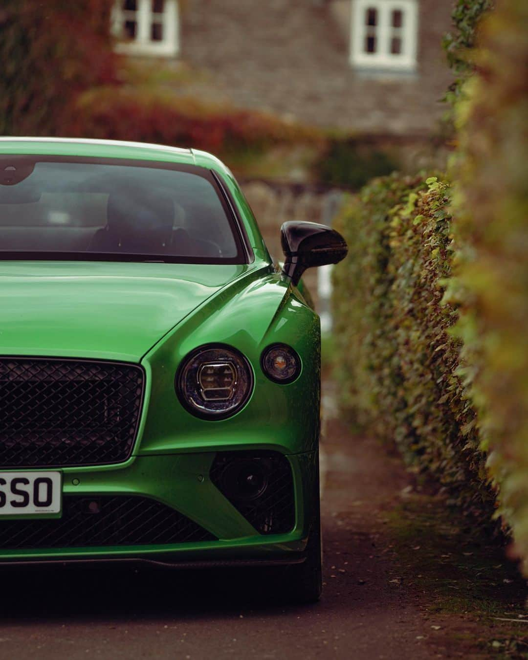 ベントレーさんのインスタグラム写真 - (ベントレーInstagram)「Quintessentially British. 📷 @opticalwander @roxanafediuc  _ #Bentley #ContinentalGT S (V8) WLTP drive cycle: fuel consumption, mpg (l/100km) – Combined 23.3 (12.1). Combined CO₂ Emissions – 275 g/km.」11月8日 2時37分 - bentleymotors