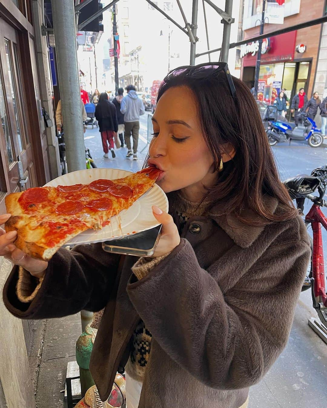 ダニエル・ピーザーさんのインスタグラム写真 - (ダニエル・ピーザーInstagram)「This is now a ‘New York City Food & Drink’ account 🍕  (And yes I will be sharing a full list of places to visit/eat/stay/do in nyc) 🙌🏼🇺🇸」11月8日 2時39分 - daniellepeazer