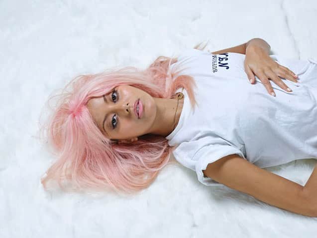 ザヒア・ドゥハールのインスタグラム：「Pink hair 💖📸 @bettinarheims @alexandra_birchall_white  @jeanmicheldacquin  @charlielemindu  #tb #pinkhair」
