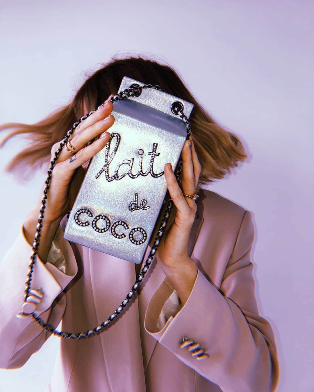 ワットゴーズアラウンドカムズアラウンドのインスタグラム：「One of Lagerfeld's most iconic runways, the F/W 2014,  brings new meaning to grocery shopping. Be the belle of your holiday party with this chic iridescent handbag ✨ Got milk?」