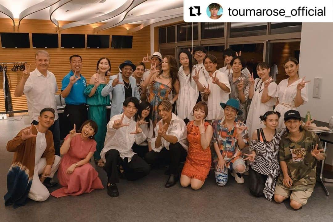 misoNosukeのインスタグラム：「. . 最高すぎて 感動＆感激＆感謝です！  ↓  #Repost @toumarose_official with @use.repost  皆様、浜名湖ミュージックフェスへお越し頂き ありがとうございました🌹  全て一から自分の手で作り上げたフェス アーティストの皆様  スタッフの皆様、サポーサーの皆様、関係者の皆様 そして来てくれた皆様が  支えてくれたお陰で実現する事が出来ました。 本当に心の底からありがとうございました🌹  もしかしたら至らない点も沢山あったかもしれないし 来てくれた皆にも僕の望むケアが出来ていたか  分からないけれど 皆には素敵な時間を過ごして欲しくて  いろいろ試行錯誤して ありったけの愛を届けたつもりです！  皆に届いてたら嬉しいな！^ ^ 第一回目、これがゴールでは無く  第二回、第三回と続けられるように このフェスを皆様と一緒に「育てるフェス」として  今後も一緒に育てて行けたら嬉しいです！🙏 皆さんが毎年楽しみに集まれる場所を目指して  そして子供達が夢と希望を持てる場所として 浜名湖ミュージックフェスと共に成長したいです🌹  そして出演してくれた子供達へ。 諦めなければ夢は必ず叶うもの。 自分が想像した通りで無くとも必ず叶う。  だから前を向いて自分を信じて 周りへの感謝を忘れずに 日々からの学びを受け入れて進もう。  薔薇の様に強く美しく ガーベラの様に明るく優しく 蘭のように清らかに正しく  そしてひまわりのように 振り向かず光だけを見て真っ直ぐ突き進もう🌹 僕はいつだって皆んなの側にいます！  そして誰かの側にいると言う事は 必然的に自分の側に誰かが居る事になる 私たちは寄り添う心が有れば誰も1人じゃ無い🌹  #自分を信じて　 #當間ローズ  #浜名湖ミュージックフェス　 #湖西市 #浜名湖 #大黒摩季 #NORA #中孝介 #misono #seamo #黄皓 #ミカ&ホベルト」