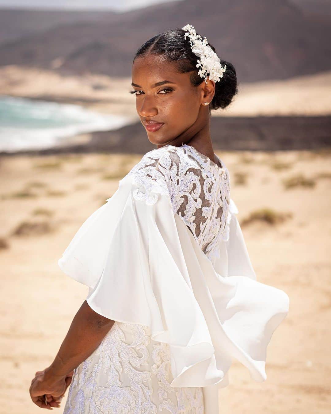 タダシショージのインスタグラム：「The forecast calls for bridal showers.  Photography by @deboramelicio  Model @dory.tavares   #bridalgowns #bridalcollection #newbridalcollection #desertbride」