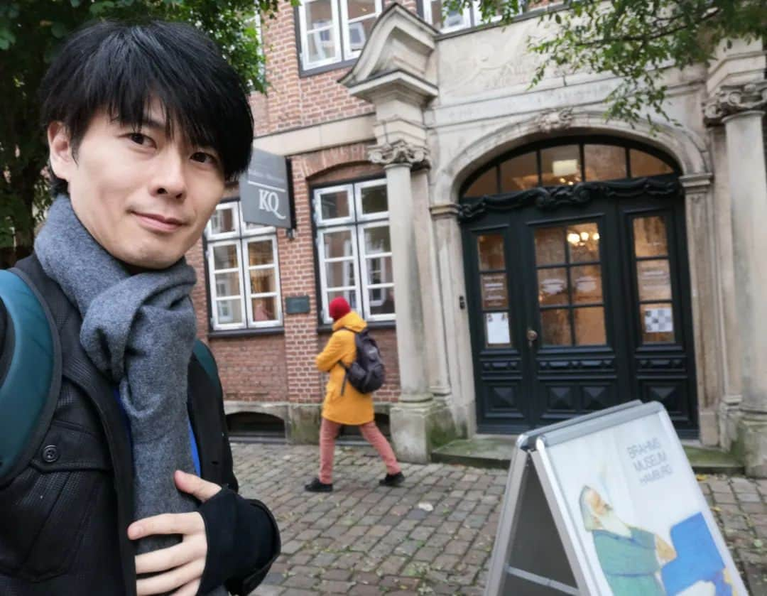 福間洸太朗さんのインスタグラム写真 - (福間洸太朗Instagram)「Souvenirs in Hamburg Es war ein sehr schönes Erlebnis, unsere letzte Vorstellung vom Programm "Kreisleriana" im Lichtwarksaal aufführen zu dürfen! Ich konnte vor dem Konzert das Brahmshaus besuchen und viel Inspiration bekommen. Und nach dem Konzert hat der Veranstalter (Brahms Gesellschaft Hamburg) netterweise mir vorgeschlagen, nochmal das Brahmshaus hinzugehen und auf dem historischen Tafelklavier zu spielen, auf dem Brahms auch mal spielte!!  Es war ein unvergesslicher Moment!  Es gab auch eine Sonderausstellung von G.Ligeti, also musste ich mal ein Foto mit ihm machen. 😉  Vielen Dank an die Brahms Gesellschaft und das Publikum!  昨日はハンブルクのブラームス協会主催で朗読付『クライスレリアーナ』の最終公演でした。リハーサル後、ブラームス博物館を訪れてインスパイアされましたが、公演後、主催者のはからいで同博物館に戻り、ブラームスも弾いたスクウェアピアノを特別に弾かせていただきました！  今年生誕100年のリゲティの特別展示も見れて嬉しかったです。 ハンブルクはもともとお気に入りの街でしたが、今回の滞在で更に好きになりました。また演奏できるよう頑張ります。  #Hamburg #Brahmshaus #Lichtwarksaal #Kreisleriana #Schumann #Brahms #ETAHoffmann #Ligeti #ハンブルク #ブラームスハウス #クライスレリアーナ #シューマン #ブラームス #ETAホフマン #リゲティ」11月8日 7時55分 - kotarofsky