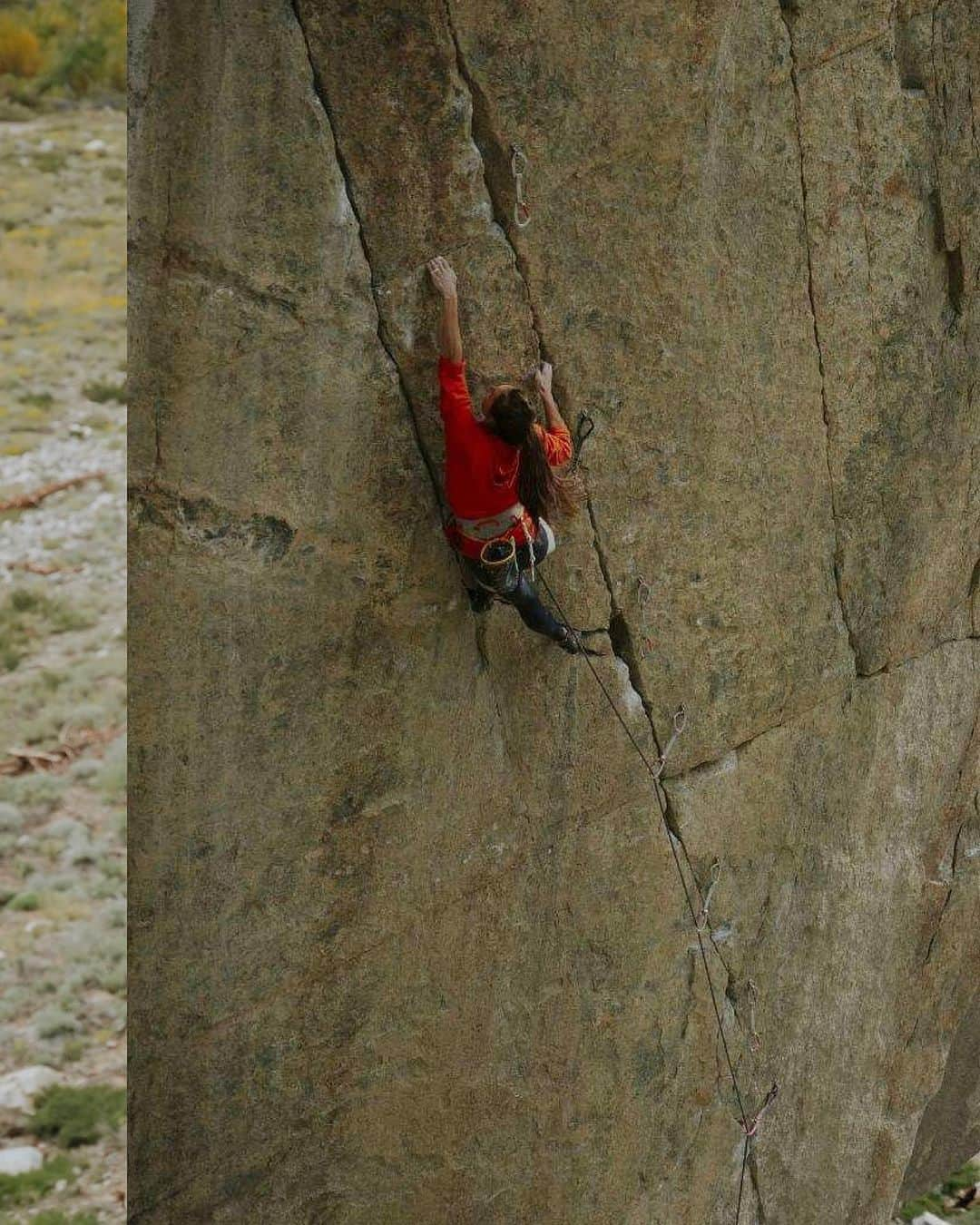 ペイジー・クラッセンさんのインスタグラム写真 - (ペイジー・クラッセンInstagram)「I had the pleasure of shooting photos with @ericbissell early in our Pine Creek trip, during some working burns on Karate. This route didn’t come easily, but it was exactly my style - short, powerful, a big rest, and lots of pinches. I get so wrapped up in the details of a project - the rock features and my own emotions - that it’s fun to zoom out and see a project through the lens of a talented artist like Eric. Looking back on these images make it feel more like a full experience. A beautiful line in a beautiful place, on a trip filled with so many friends 🤍  📸 @ericbissell for @lasportivana」11月8日 2時36分 - paigeclaassen