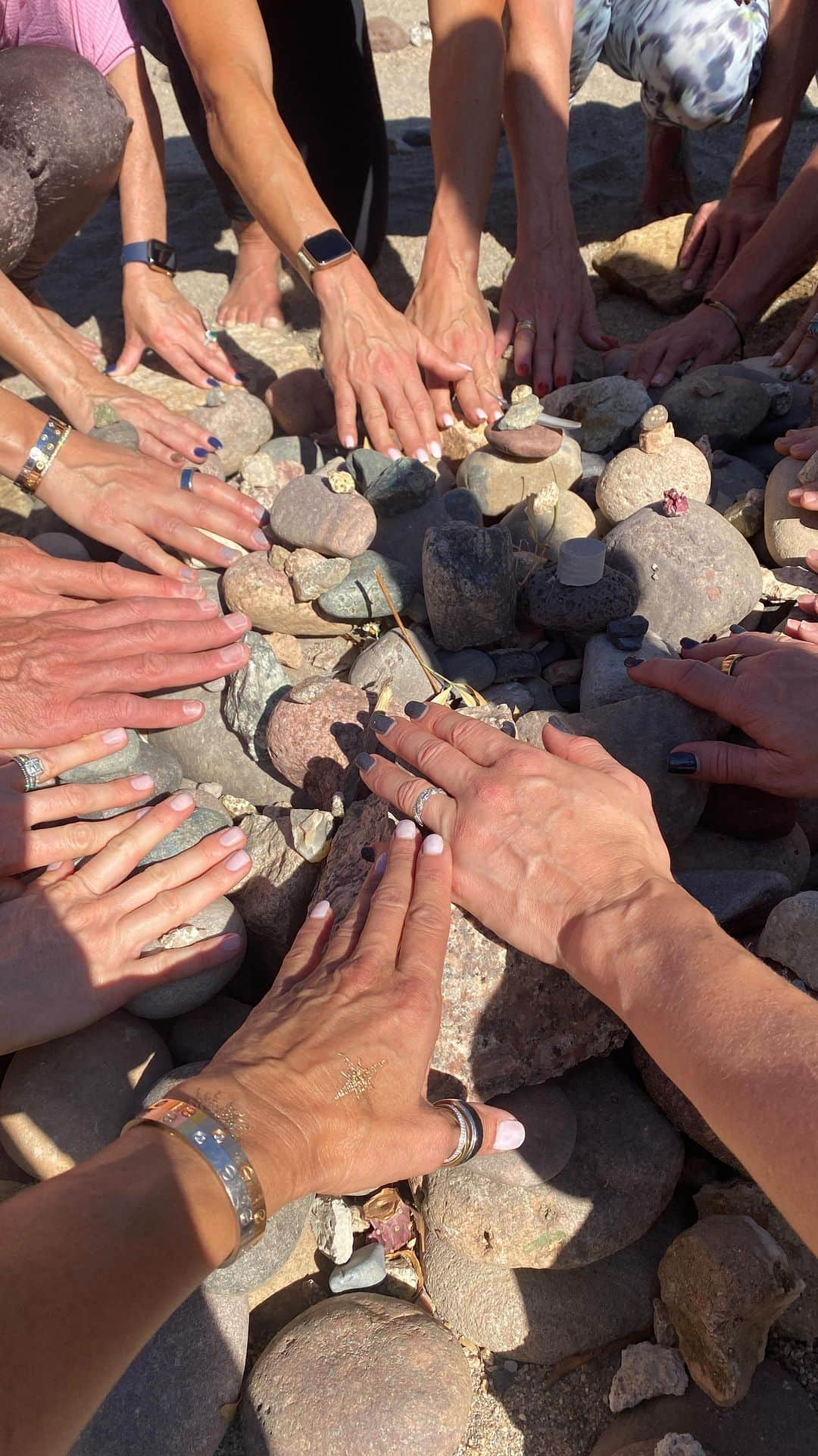 ブルック・バークのインスタグラム：「Weekend vibes In the 🌵 desert 🤎🩶🖤💚 Nature mediation. #labrynth Retreat  Life #mothernature #arizona #BBBodyretreat  We return March 2024 @yogando.style」