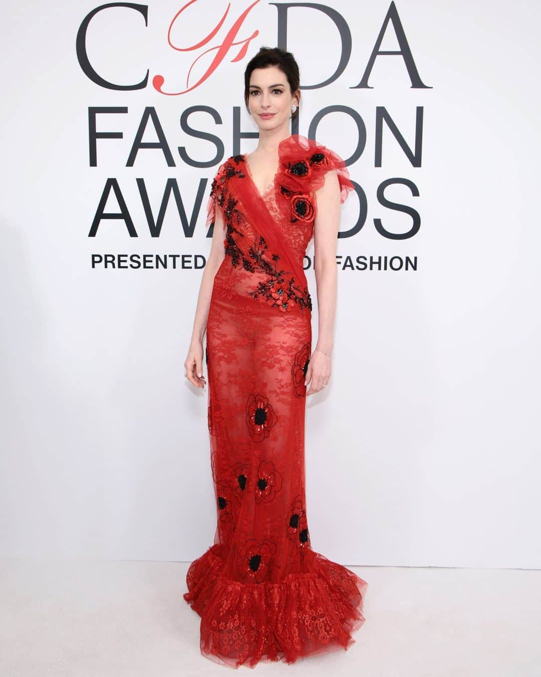 Harper's BAZAARさんのインスタグラム写真 - (Harper's BAZAARInstagram)「@annehathaway wore not one but two looks to last night’s CFDA Fashion Awards.  For her first look of the night, the actress arrived at New York City’s American Museum of Natural History in a denim showstopper from @ralphlauren. She later changed into a romantic crimson gown from @rodarte’s spring 2018 collection.  Tap the link in bio for more.」11月8日 3時01分 - harpersbazaarus