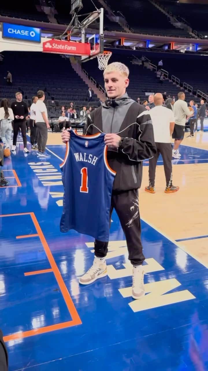 UFCのインスタグラム：「🏀 King Callum Walsh hits MSG for the @NYKnicks game before he defends the WBC US Silver Super Welterweight belt! 👑☘️ #UFC295  [ #HFNBoxing 🥊 | 𝗡𝗢𝗩 𝟵 𝗧𝗛𝗨 | on #UFCFIGHTPASS ]」