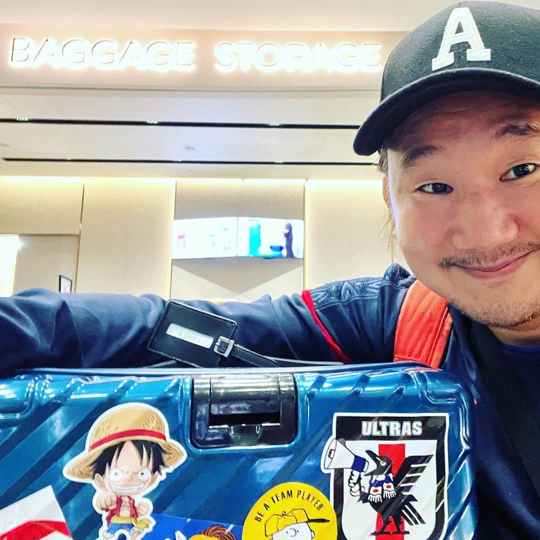 植田朝日のインスタグラム：「🇸🇬🇸🇬🇸🇬  成田からシンガポールへ。 そして、シンガポールのチャンギ空港に荷物を預け、そのまま、国境を渡りマレーシアのジョホールバルでACL JDT vs蔚山を観戦。  マレーシア滞在5時間ぐらい。笑  そして、やっとチャンギに戻って来ました。  明日の朝は次の目的地へ。  ここ数年、1番行きたかった場所へ行きます。✌️  うわ〜、楽しみだぜ‼️  #FooTravelleR #朝日旅 #サッカー旅 #トランジットサッカー観戦 #シンガポール #マレーシア」