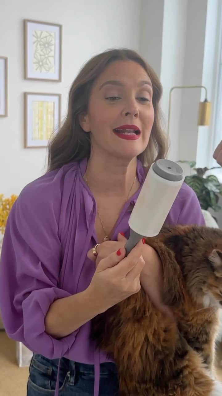 ドリュー・バリモアのインスタグラム：「This lint roller scratched an itch.」