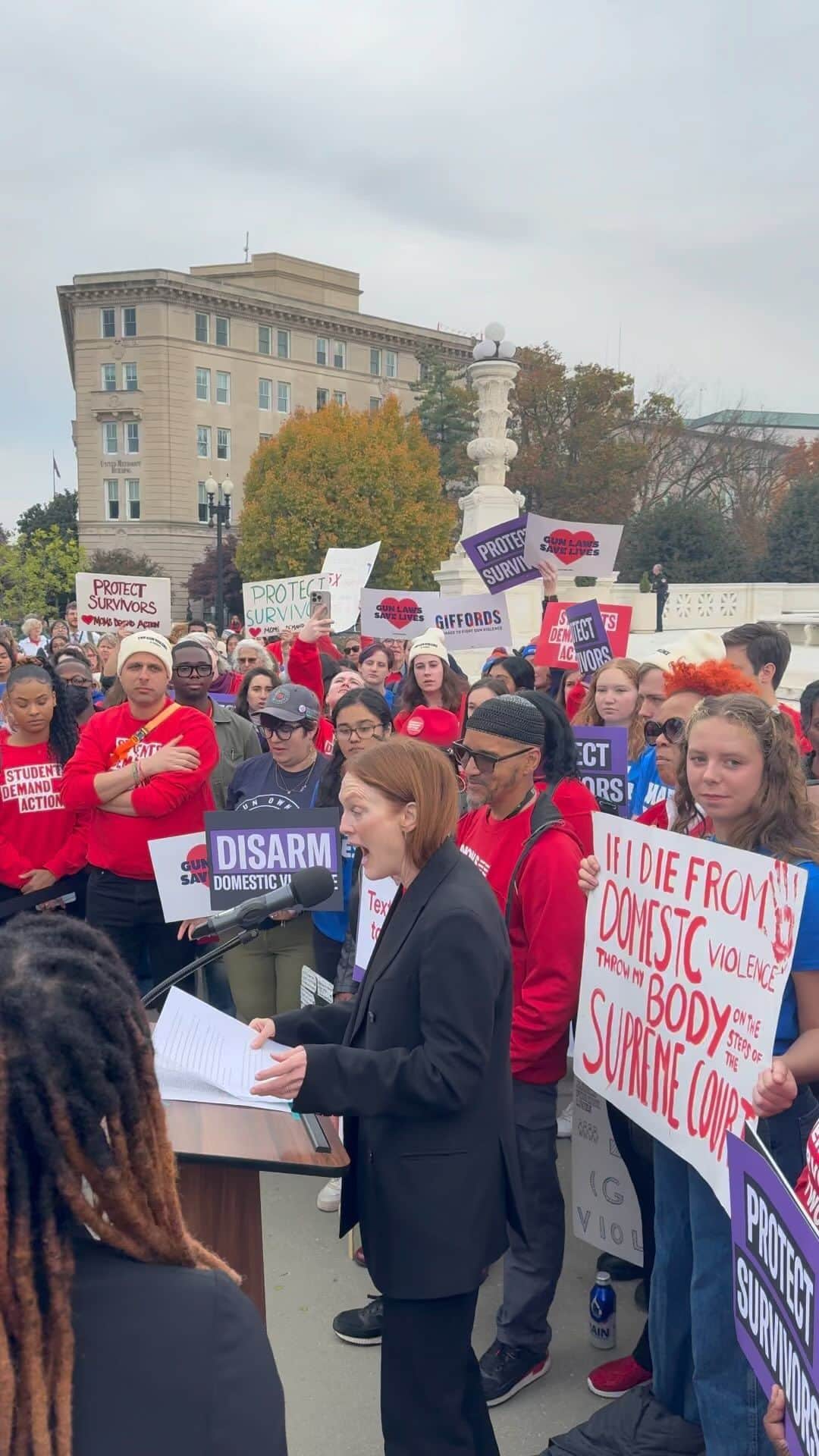 ジュリアン・ムーアのインスタグラム：「I spent the morning with hundreds of @momsdemand volunteers and other gun safety advocates to tell the Supreme Court to #protectsurvivors and disarm domestic violence.  Hearing these stories was heartbreaking- it is absolutely urgent that abusers subject to domestic violence orders NOT have a constitutional right to possess a gun.  Listen to us #SCOTUS ! @everytown @studentsdemand」