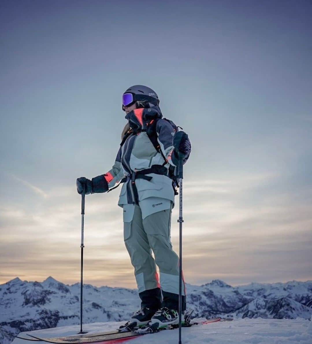テンソンのインスタグラム：「A crispy and beautiful ski adventure memory from last season with ambassador @ninalsky 🏔️  Someone who has any ski adventure planned for this upcoming season? Let us know in the comment field below 😍  #tenson #theswedishoutdoorbrand」