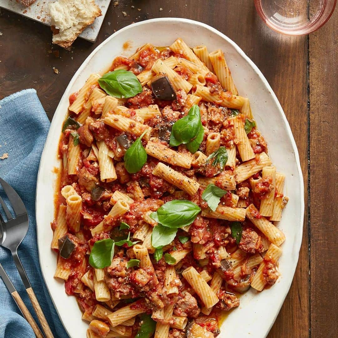 レイチェル・レイのインスタグラム：「A very quick cooking pasta dinner. It’s sweet and hot (just like John 😉) from the Italian sausage and hot cherry peppers.  Don’t skimp on that CHEESE, PLEASE – finish it off with a big handful of Pecorino and a dollop of ricotta 🤌  🌶️ recipe link in bio 🌶️」