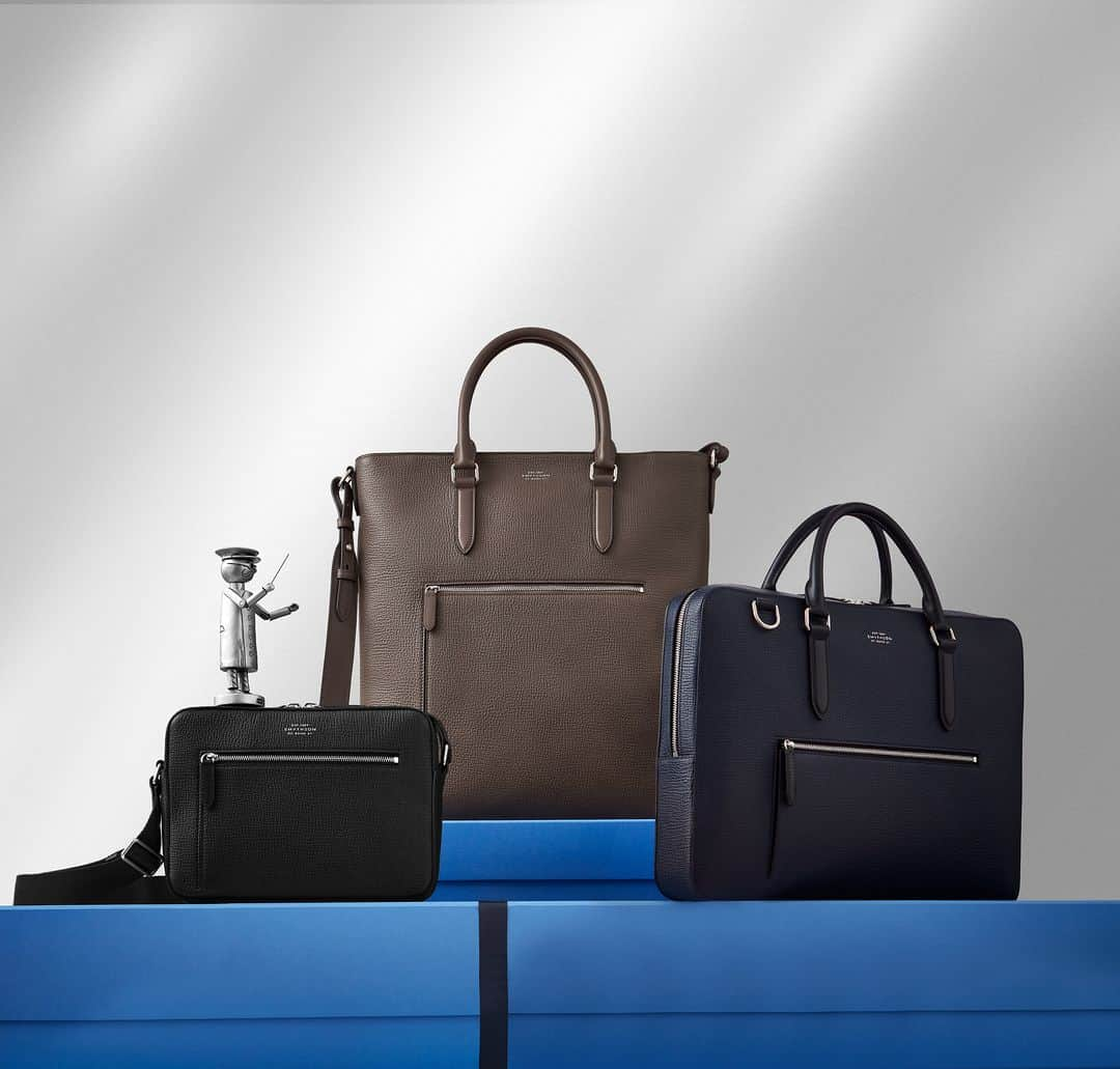 スマイソンのインスタグラム：「Whether it’s a timeless briefcase or practical pieces for his study, pick a gift he’ll reach for daily.」