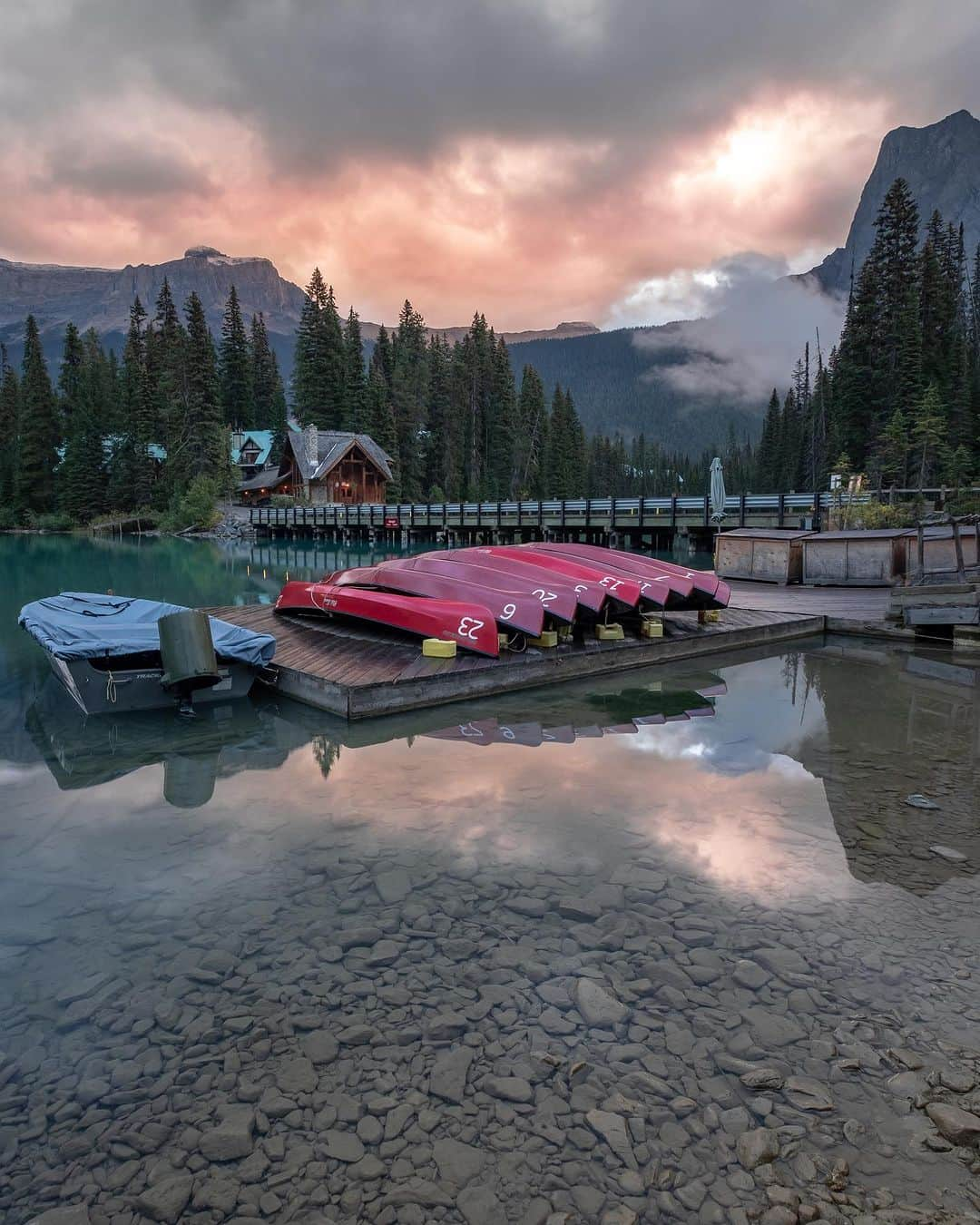 PolarProさんのインスタグラム写真 - (PolarProInstagram)「We’ll never stop raving about the @petermckinnon PMVND and the magic it creates from being slapped on your lens. Taylor has been putting it to work across multiple Canadian National Parks and the Signature Edition filter hasn’t disappointed.  📷 @taylor_lundin」11月8日 2時52分 - polarpro