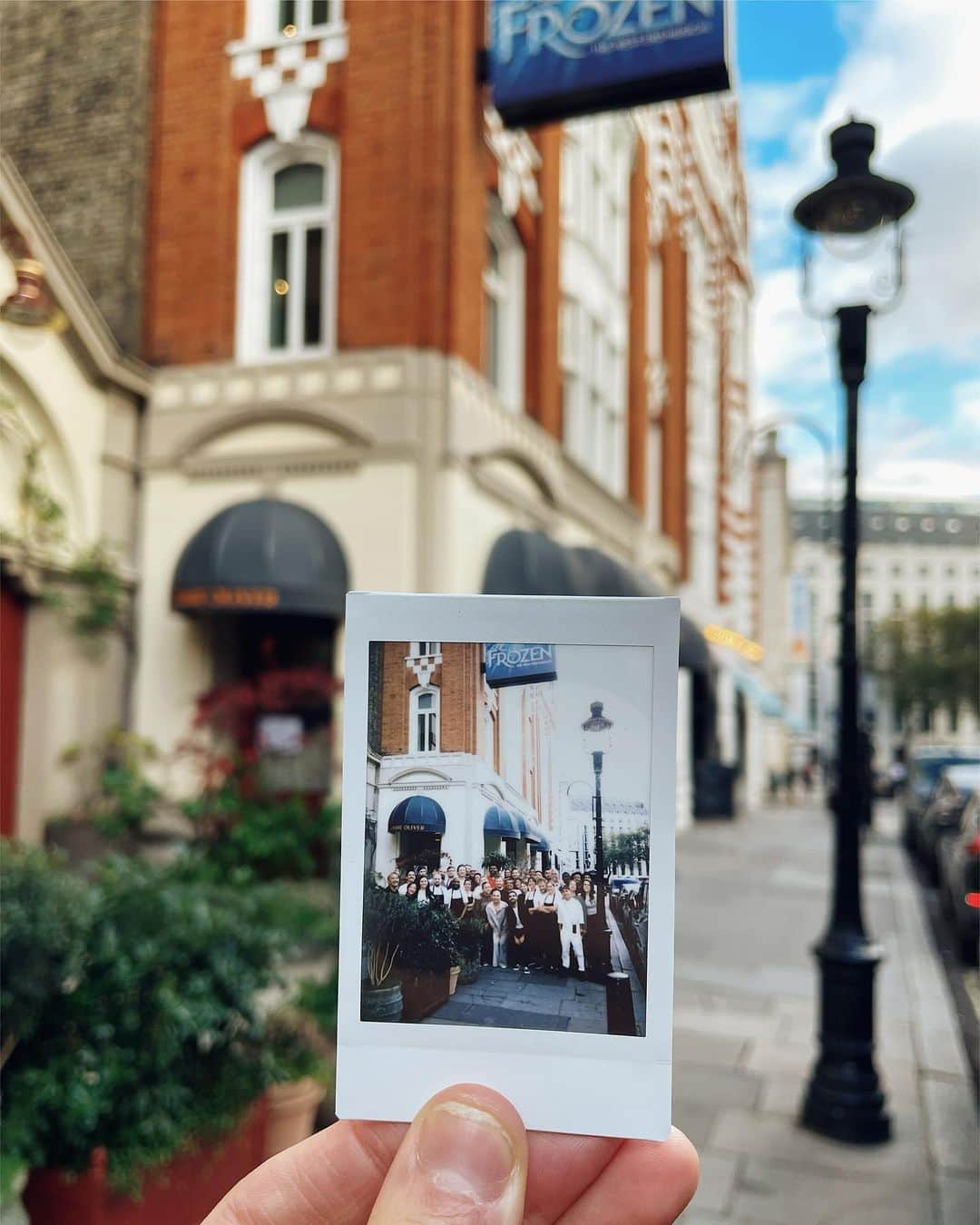 ジェイミー・オリヴァーのインスタグラム：「Can't believe it's only two weeks until the doors open at my new restaurant @jamieolivercatherinest !! So excited for my amazing team to start serving you in this wonderful, comforting space. If you'd like to book a table then head to the link in my bio big love x x #JOCATHERINEST #AD」