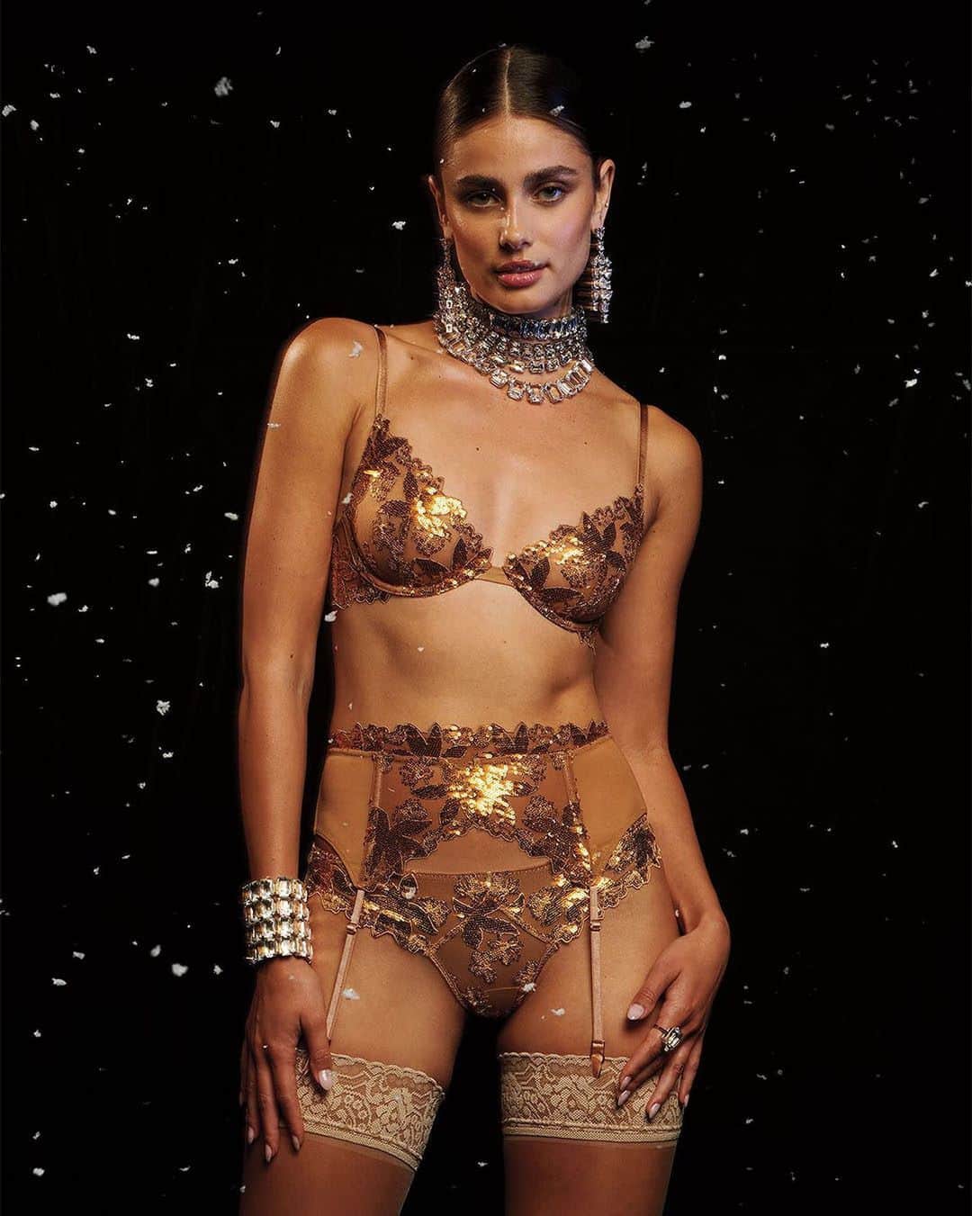 ヴィクトリアズ・シークレットのインスタグラム：「We’re all about that *ultimate* holiday sparkle. Shine from head-to-toe in festive Lingerie styles.」