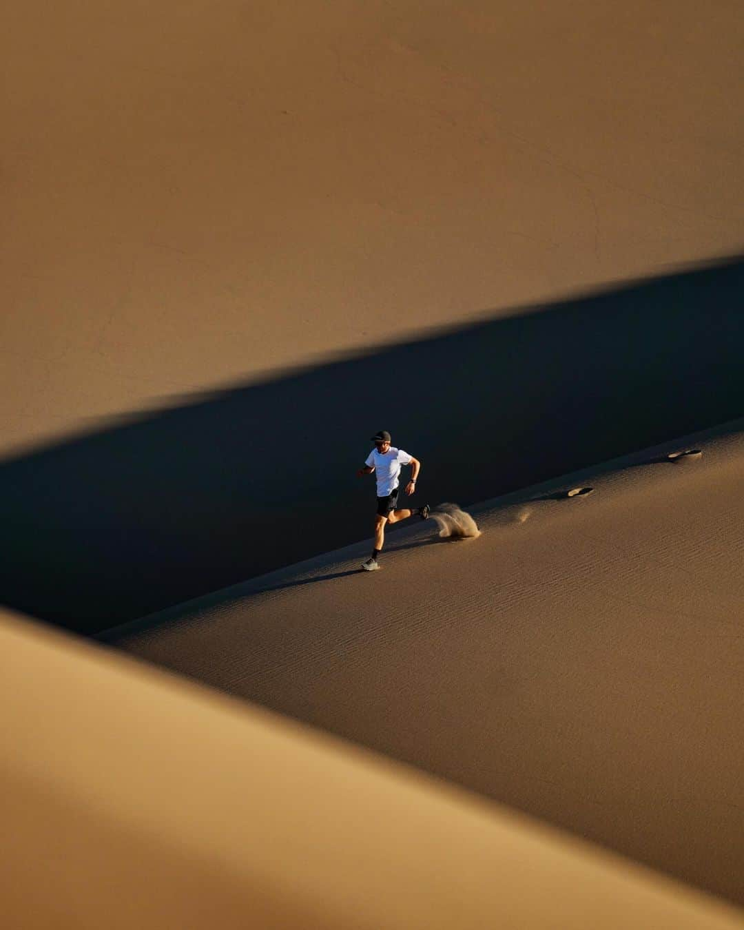 Alex Strohlさんのインスタグラム写真 - (Alex StrohlInstagram)「Reflecting on a year doing missions with @salomon and I could never have imagined how fun it was going to be.. From shooting campaigns in the desert to building ski jumps in the middle of snow storms there hasn’t been much down time but what a nice thing to look back at. Sometimes it’s meant to be..」11月8日 2時58分 - alexstrohl