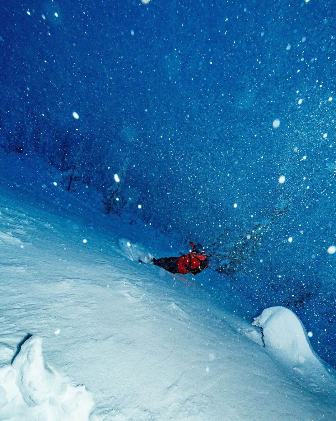 Alex Strohlさんのインスタグラム写真 - (Alex StrohlInstagram)「Reflecting on a year doing missions with @salomon and I could never have imagined how fun it was going to be.. From shooting campaigns in the desert to building ski jumps in the middle of snow storms there hasn’t been much down time but what a nice thing to look back at. Sometimes it’s meant to be..」11月8日 2時58分 - alexstrohl