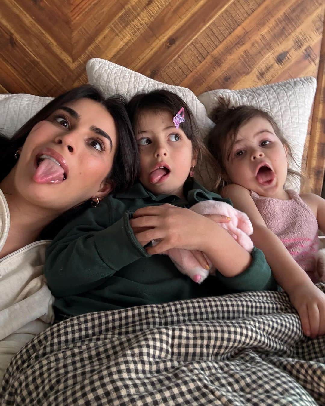 Sazan Hendrixさんのインスタグラム写真 - (Sazan HendrixInstagram)「little moments in life lately 🩷🍂  1. Felt pretty in pink with my girlies on a little mommy daughter date Sunday 💘 2. Oliver had his first adjustment and started sleeping more peacefully through the night (not sure if it was related or not) but my undereye bags and brain fog are forever grateful ☺️  3. Mom came to town and made my favorite: KIFTA! They’re delicious dough ball dumplings filled with minced beef / herbs in a tomato soup w/ veggies 🤩 4. Purged my closet this week and made room for all my cozy fall sets (linked in my “outfits” highlight folder)  5. A page from my book about disconnecting 📖  6. Silly moments with my besties 7.  Cutest baby shower blooms inspiring me for holiday gatherings  8. A day date with Stevie is what my soul didn’t know it needed this past week 😌 9. Taco Bell date with Teens after school pick up (it was her first time and mine in a loooong time yummm)  10. I’m fun now 😆  What have you been up to lately!? 💘 #loveyoufam #lifelately」11月8日 2時58分 - sazan