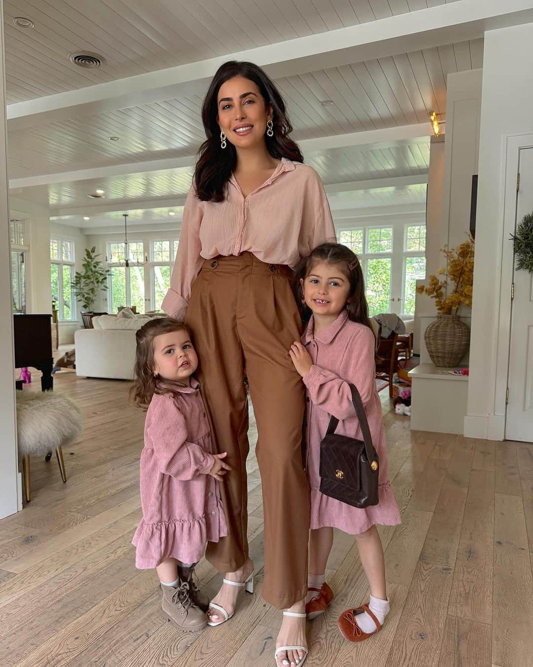 Sazan Hendrixのインスタグラム：「little moments in life lately 🩷🍂  1. Felt pretty in pink with my girlies on a little mommy daughter date Sunday 💘 2. Oliver had his first adjustment and started sleeping more peacefully through the night (not sure if it was related or not) but my undereye bags and brain fog are forever grateful ☺️  3. Mom came to town and made my favorite: KIFTA! They’re delicious dough ball dumplings filled with minced beef / herbs in a tomato soup w/ veggies 🤩 4. Purged my closet this week and made room for all my cozy fall sets (linked in my “outfits” highlight folder)  5. A page from my book about disconnecting 📖  6. Silly moments with my besties 7.  Cutest baby shower blooms inspiring me for holiday gatherings  8. A day date with Stevie is what my soul didn’t know it needed this past week 😌 9. Taco Bell date with Teens after school pick up (it was her first time and mine in a loooong time yummm)  10. I’m fun now 😆  What have you been up to lately!? 💘 #loveyoufam #lifelately」