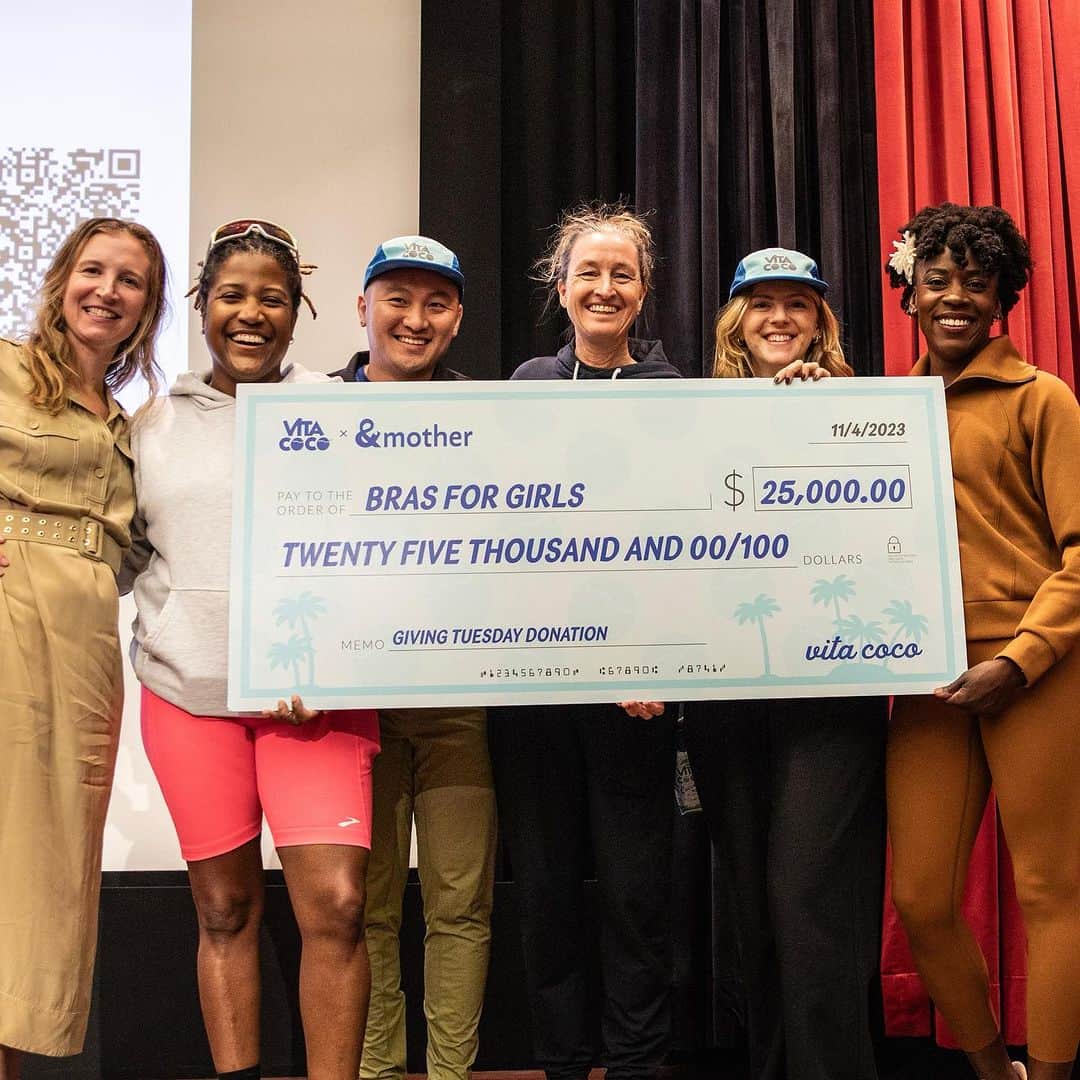 Vita Coco Coconut Waterさんのインスタグラム写真 - (Vita Coco Coconut WaterInstagram)「Vita Coco and &Mother were honored to kick off the NYC marathon weekend with a surprise check to Bras For Girls because we 💙 keeping runners hydrated – even if we sometimes spill a little along the way! The festivities started with a shakeout jog with our pals at &Mother, all fueled by some coconutty goodness. 🥥💦   But we were especially thrilled to join forces and support the amazing work of @brasforgirlsorg as part of our mission to keep communities hydrated and on the move!   But who are Bras For Girls, you ask? They're the real MVPs on a quest to ensure every girl gets a shot at sports – providing sports gear (including, yep, bras!) and handy educational booklets. To date, they've sprinkled their magic across the country, donating more than 55,000 bras to young athletes everywhere.   Sure, the marathon might be over, but our partners are just getting warmed up 🫶. They're like that friend who keeps cracking jokes at the after-party – always bringing the good vibes.   📸: @terriaclayphoto」11月8日 2時59分 - vitacoco