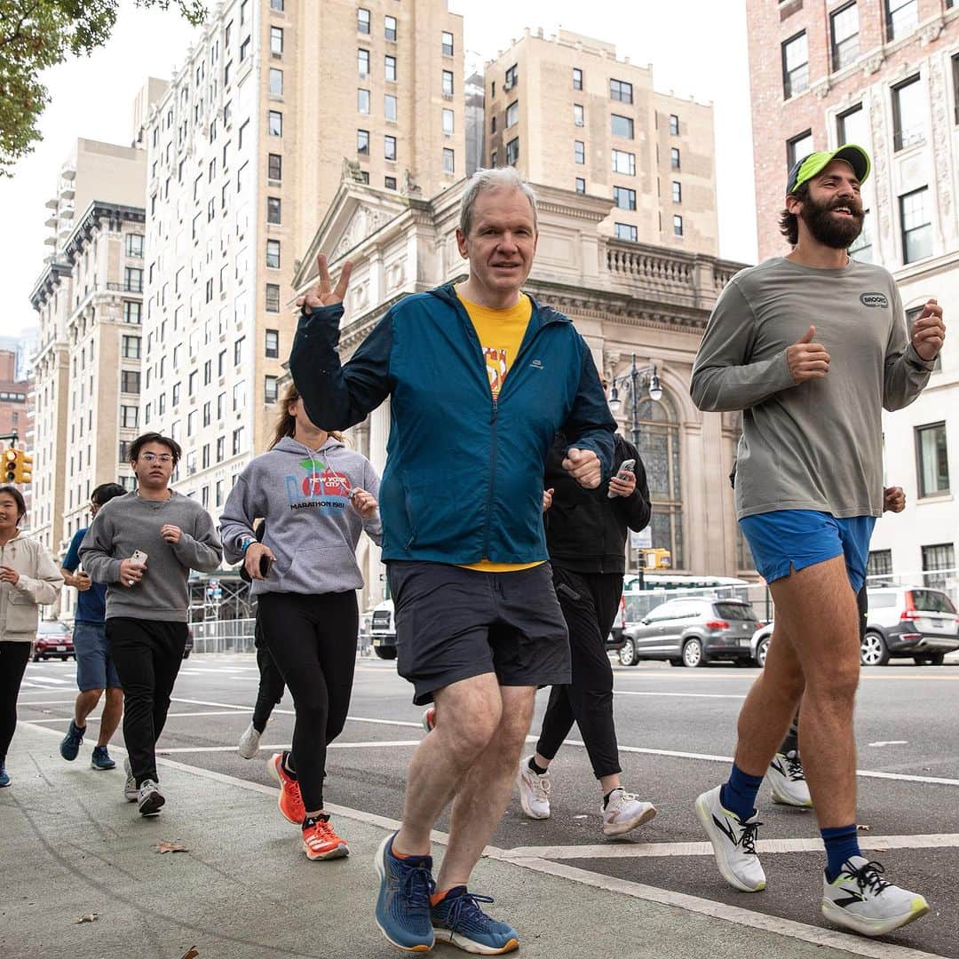 Vita Coco Coconut Waterさんのインスタグラム写真 - (Vita Coco Coconut WaterInstagram)「Vita Coco and &Mother were honored to kick off the NYC marathon weekend with a surprise check to Bras For Girls because we 💙 keeping runners hydrated – even if we sometimes spill a little along the way! The festivities started with a shakeout jog with our pals at &Mother, all fueled by some coconutty goodness. 🥥💦   But we were especially thrilled to join forces and support the amazing work of @brasforgirlsorg as part of our mission to keep communities hydrated and on the move!   But who are Bras For Girls, you ask? They're the real MVPs on a quest to ensure every girl gets a shot at sports – providing sports gear (including, yep, bras!) and handy educational booklets. To date, they've sprinkled their magic across the country, donating more than 55,000 bras to young athletes everywhere.   Sure, the marathon might be over, but our partners are just getting warmed up 🫶. They're like that friend who keeps cracking jokes at the after-party – always bringing the good vibes.   📸: @terriaclayphoto」11月8日 2時59分 - vitacoco