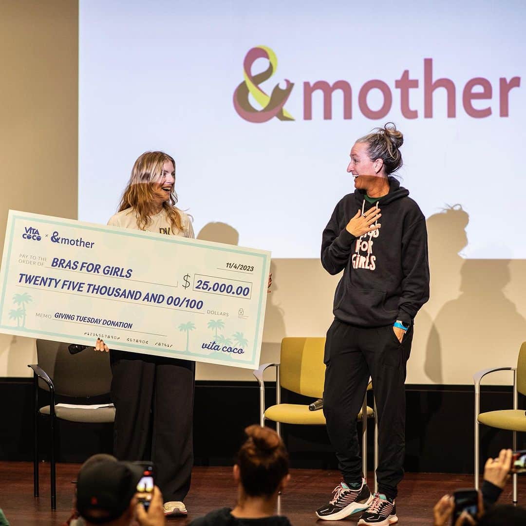 Vita Coco Coconut Waterさんのインスタグラム写真 - (Vita Coco Coconut WaterInstagram)「Vita Coco and &Mother were honored to kick off the NYC marathon weekend with a surprise check to Bras For Girls because we 💙 keeping runners hydrated – even if we sometimes spill a little along the way! The festivities started with a shakeout jog with our pals at &Mother, all fueled by some coconutty goodness. 🥥💦   But we were especially thrilled to join forces and support the amazing work of @brasforgirlsorg as part of our mission to keep communities hydrated and on the move!   But who are Bras For Girls, you ask? They're the real MVPs on a quest to ensure every girl gets a shot at sports – providing sports gear (including, yep, bras!) and handy educational booklets. To date, they've sprinkled their magic across the country, donating more than 55,000 bras to young athletes everywhere.   Sure, the marathon might be over, but our partners are just getting warmed up 🫶. They're like that friend who keeps cracking jokes at the after-party – always bringing the good vibes.   📸: @terriaclayphoto」11月8日 2時59分 - vitacoco