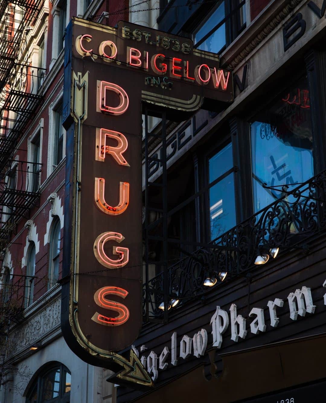 C.O. Bigelowのインスタグラム：「Follow the sign to pick up your prescription, 💊 replenish your favorite body cream, 🍋 or chat with your favorite sales associate 😇 - just follow the 'DRUGS' sign! 💡」