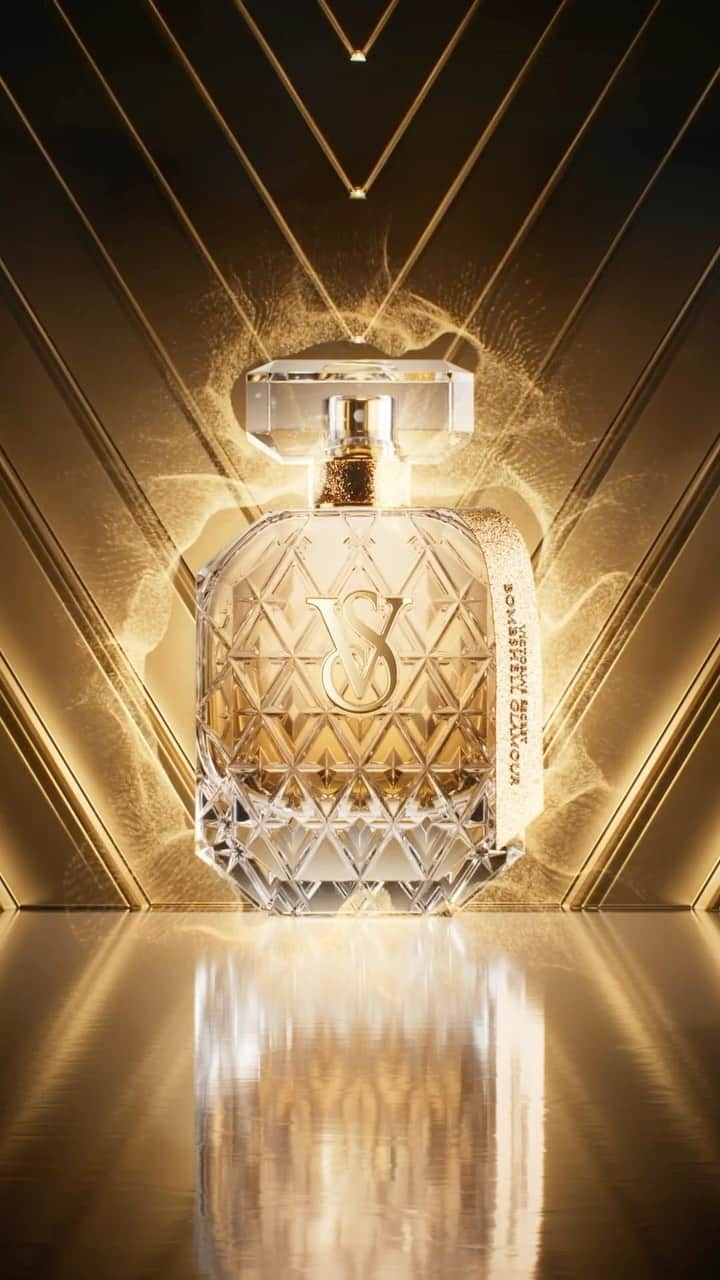 ヴィクトリアズ・シークレットのインスタグラム：「Introducing Bombshell Glamour Eau de Parfum. All dressed up with everywhere to glow. Our new limited-edition fragrance celebrates you with a dazzling mix of succulent fruit and lavish warmth. You’ll be in the spotlight, all season long.」