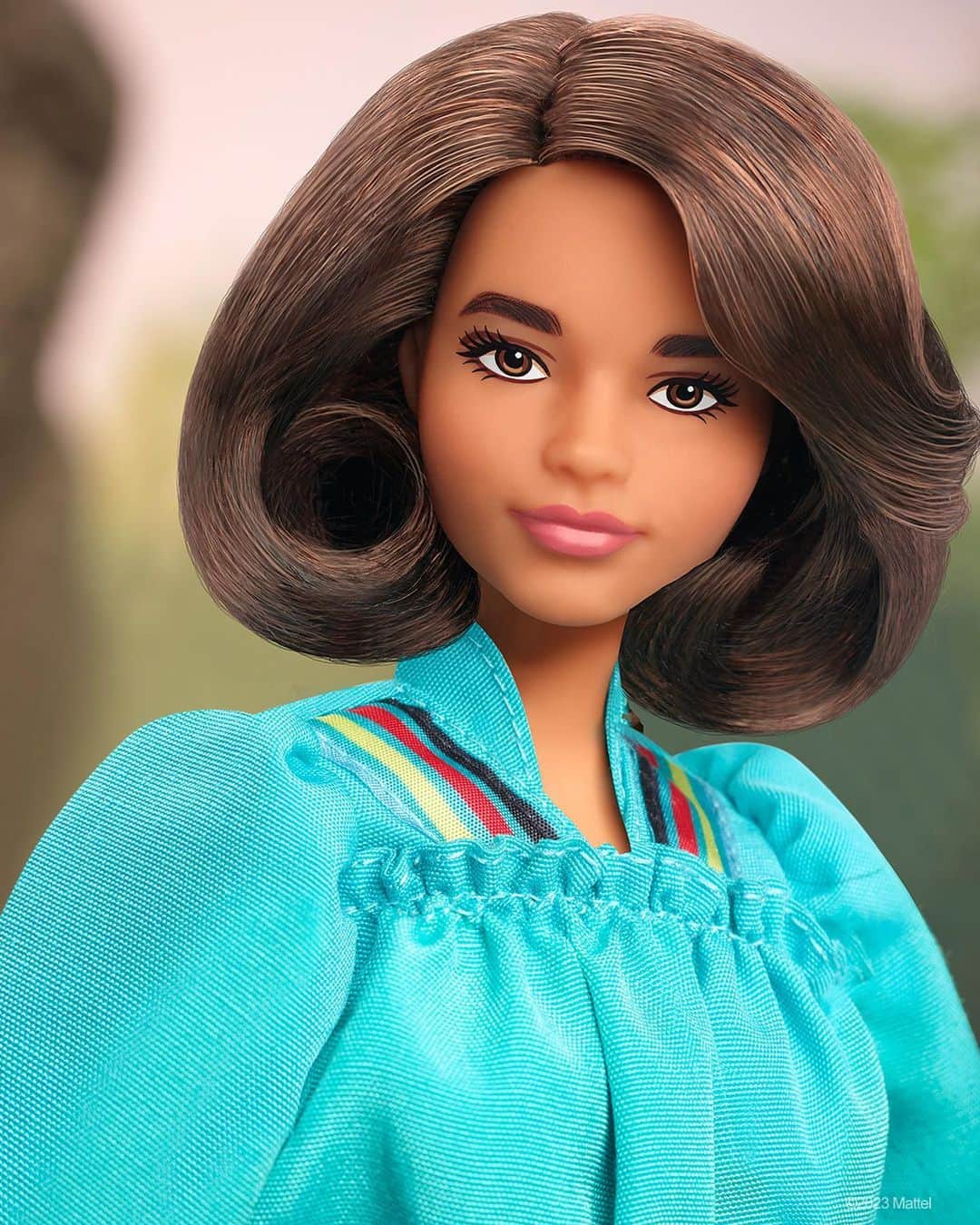 Mattelのインスタグラム：「Chief, change-maker, and proud Cherokee leader. Principal Chief Wilma Mankiller is the newest #Barbie Inspiring Women doll.   Wilma was the first woman to serve as Principal Chief of the Cherokee Nation and a fierce advocate for Native American, women’s, and children’s rights. In 1998, she was awarded the Presidential Medal of Freedom.   In honor of Wilma’s powerful legacy, @Barbie will donate to the American Indian Resource Center, supporting initiatives to empower indigenous women and girls, and preserving culture and traditions within Native American communities. #NativeAmericanHeritageMonth #YouCanBeAnything @MattelCreations」