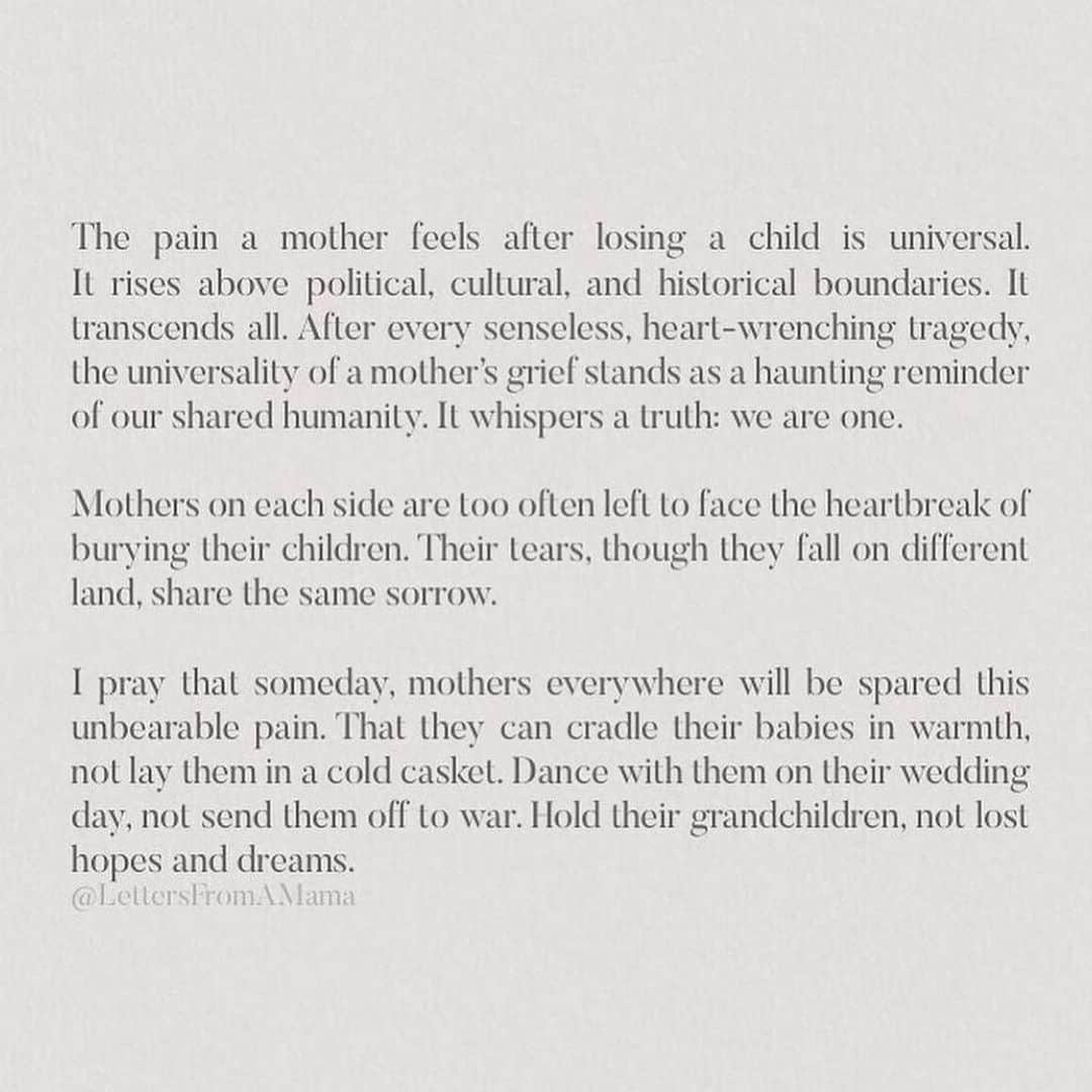 ヒラリー・スワンクさんのインスタグラム写真 - (ヒラリー・スワンクInstagram)「I still don’t have eloquent words. But yet still, let the words I write here be soft and a balm to soothe.   This past month I have mostly been offline protecting my own peace, grounding myself in the midst of this madness, this sadness. This enormous collective mourning… The pain, is heavy to carry even when it’s not directly our own. We are all impacted. While it’s expected of each of us, it’s not normal to carry on as if it’s business as usual.   Its disregulating to turn on the tv or social media and see lifeless bodies and innocent wounded civilians on our screens. Innocent lives lost are not casualties, but tragedies. I am sad for my beloveds who have lost family members. I am overwhelmed by the rise of hate crimes, Islamophobia, and Anti-Semitism. I am forlorn for our children who live in a world like this, during a time like this. Who have we become?  If you are not able to sleep and your mind is racing as you think about the innocent people dying, you are not alone. If you are terrified and feel a sense of impending doom, you are not alone. If you feel angry and helpless at the same time, you’re not alone. If you can’t bring yourself to watch the one more news update, you’re not alone. If you find yourself sucked into the rabbit hole of social media and it’s making you more upset, you are not alone.   Take a moment to breathe… Remember that we are designed to morn, grieve and process our pain. We are meant to grieve in community. Please find spaces to process your grief - we are not designed to simply push through.   Mind your nervous system and tap into the well of emotion. We need to feel because feeling protects us   loosing our humanity. Our humanity is all we have. Remember that you belong to community, you are a loved one. We are witnessing people’s loved ones being killed and lives upended. Who have we become?   Each of us has a scared mandate on our hearts to create a legacy of peace. We can not forsake the children, the elders, the pregnant women, the innocent people. We can not pretend what we are living through is normal. Remember to breathe, mend your heart but keep it tender. We need to feel to stay human. ☮️   #Repost @glowmaven 🙌🏽🤍」11月8日 3時15分 - hilaryswank