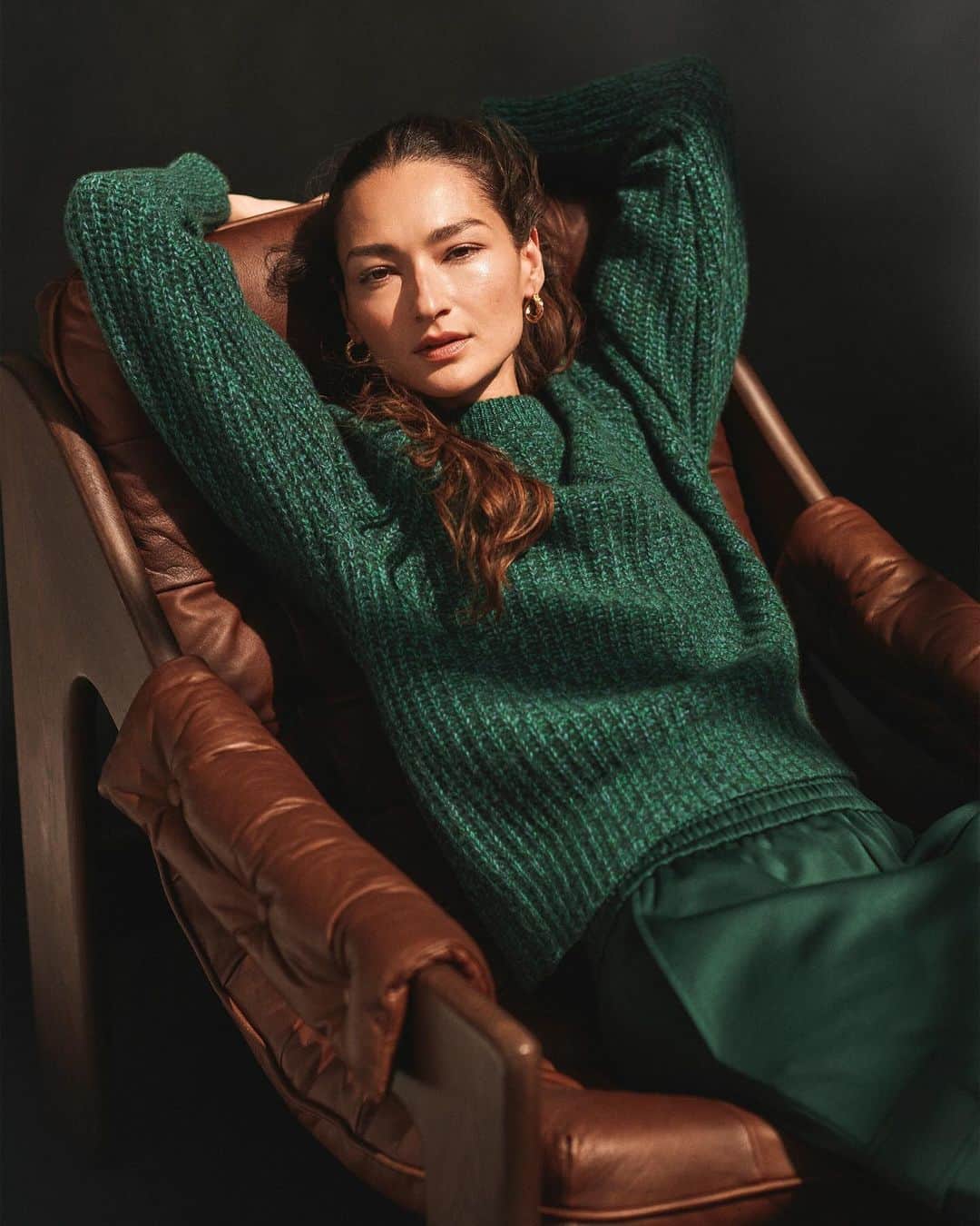 ブルーナ・テノリオのインスタグラム：「Knits for the win this fall @whiteandwarren  Photographer: @rslack Stylist: #TinaChai Makeup: @mikashimoda01 Hair: @thomasdunkin1」