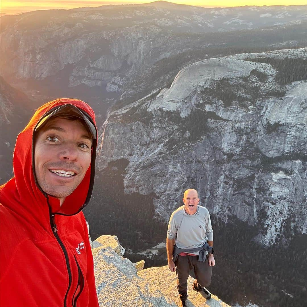 アレックス・オノルドのインスタグラム：「I had the pleasure of teaming up with one of my oldest friends and climbing partners @joshkmccoy to climb a fairly new route on the South Face of Half Dome.   We had a blast climbing The Xue Way - 20 pitch 5.12a A0 - though it felt incredibly hot on the sunny south face. The climbing followed incredible dike features back and forth across the face, which was fun and novel but I found it slightly frustrating to be climbing sideways and not up. The wall feels a lot bigger when you don’t go straight up. But it was a fun and safe addition to the wall - definitely the most accessible way for anyone to climb the South Face of HD if they’re interested.   Nothing but respect for the team that did the first ascent - it must have been an insane amount of work.   Pics are from Josh leading one of the dike traverses (and yes, cheating - he’s completely untroubled by any rules in climbing) and various summit selfies at sunset.」