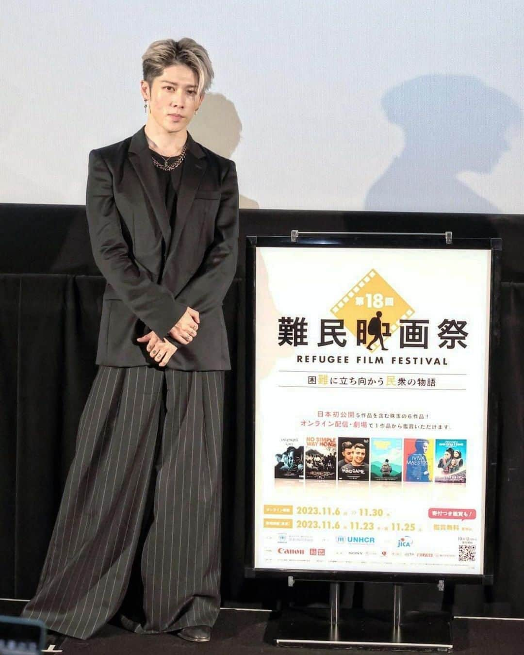 雅-MIYAVI-のインスタグラム：「🙏🏻 #Repost @japanforunhcr ・・・ 第18回＃難民映画祭オープニング上映会に、#MIYAVI UNHCR親善大使と #広瀬すず さんがサプライズ登場！  11/6にＴＯＨＯシネマズ 六本木ヒルズで開催されたオープニング上映会にお二人が登壇し、難民映画祭を広めていこうと、想いを語ってくださいました！  「音楽や映画といった文化のチカラを改めて感じました。こういった文化を通じて広められるメッセージもたくさんありますし、まず知るだけでも支援にとって大きな力になると信じてどんどん参加してほしい。今日、広瀬すずさんに来てもらって僕もUNHCRのチームの人間としてすごくうれしかったし、心強く感じました。ああやってどんどん支援の輪が広がることを心から強く願っています。日本から難民キャンプまでは実際の距離があってなかなか現実味が感じられなかったりしますが、ウクライナやベネズエラ、ガザも含めて今世界で起こっていることを知って、そして広めて、とにかく何でもそれぞれができることをどんどんやって、この支援の輪を盛り上げていってほしいなと強く願います」  詳細はプロフィール欄URLから！  #第18回難民映画祭 #UNHCR #難民とともに #難民支援 #映画 #映画鑑賞 #映画レビュー #映画好きな人と繋がりたい #ドキュメンタリー #ドキュメンタリー映画 #難民女性 #難民の子ども #movie #WithRefugees #カナダ #ベネズエラ #アフガニスタン #南スーダン #アフリカ #ドゥダメル #アフガニスタン音楽 #女性の人権 #暴力トラウマ #人権 #子どもトラウマ #クラシック音楽好きの人と繋がりたい #エルシステマ」