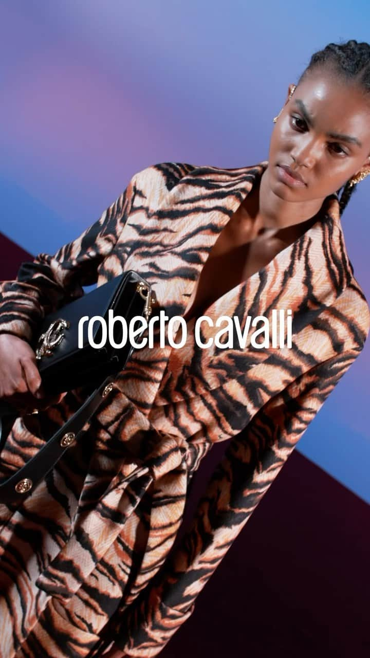 ロベルトカバリのインスタグラム：「Unveil the full range of coats, jackets and outerwear ideas that will redefine your winter style. Warm up the #RobertoCavalliFW2324 collection.  Click the link in bio to discover more」