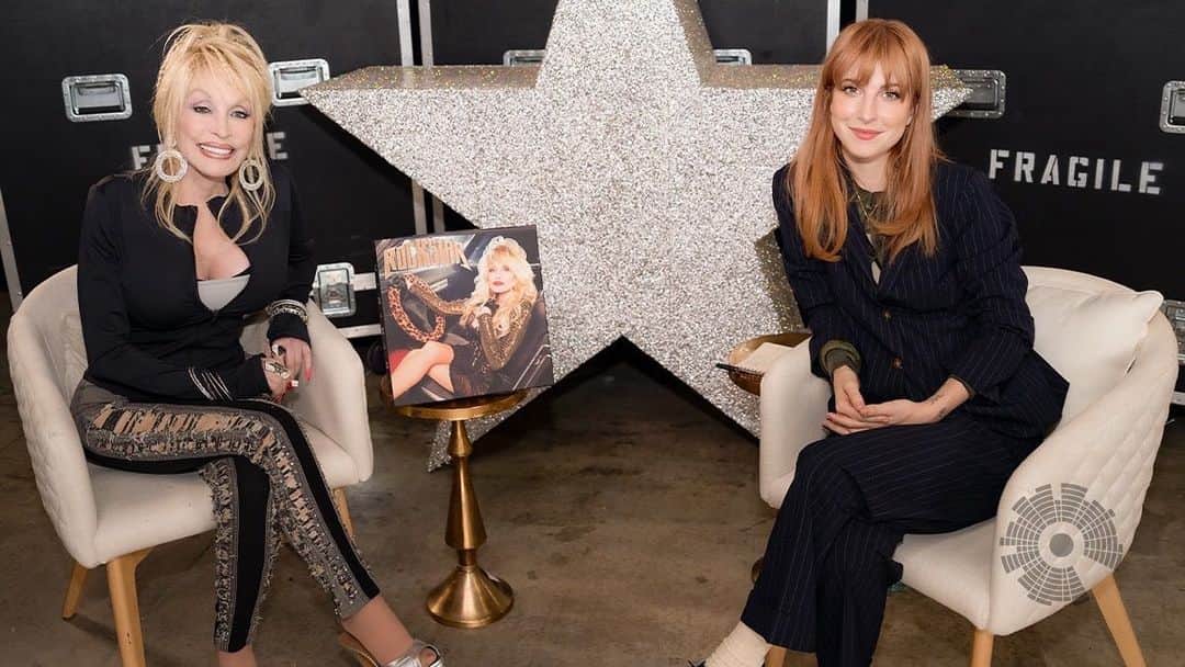 ヘイリー・ウィリアムスのインスタグラム：「In @consequencedaily’s new cover story, @dollyparton chats with @yelyahwilliams of @paramore about her debut rock album, Rockstar, artistry, philanthropy, and how she’s able to stay so level-headed in a “World on Fire.” Read the full story now.」