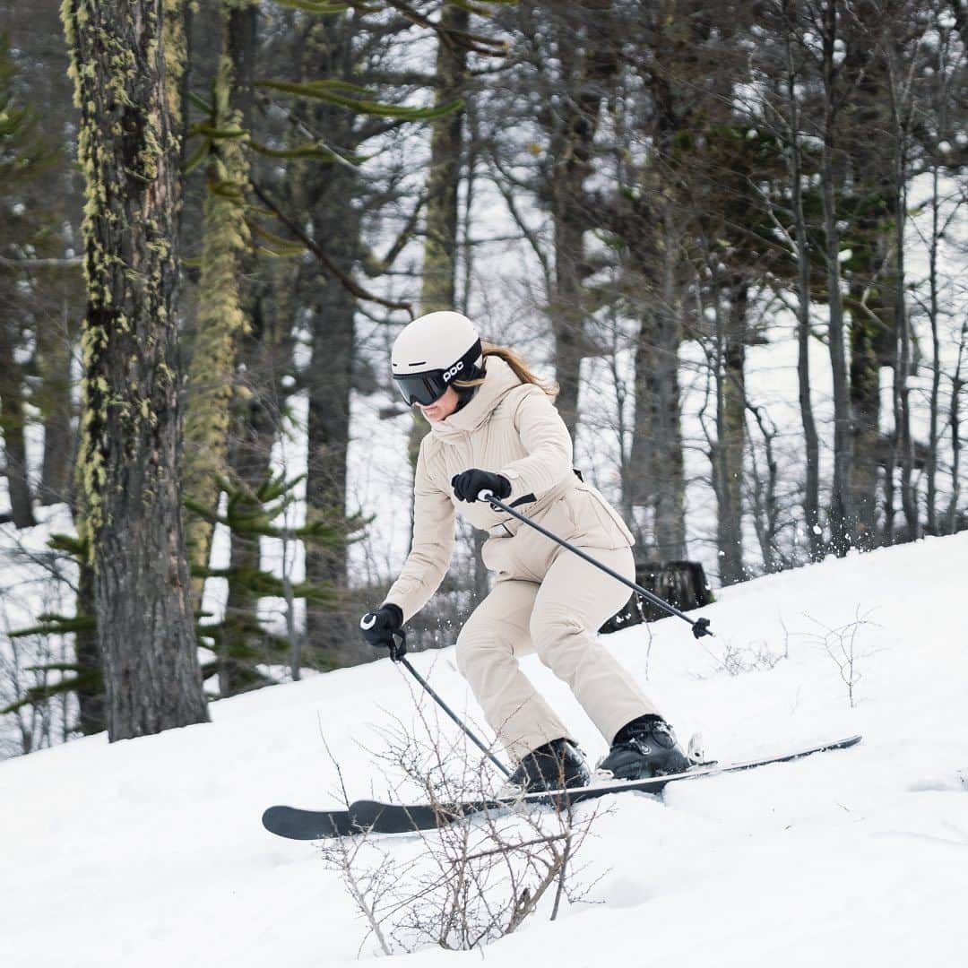 Oyshoのインスタグラム：「Combine the padded jacket with the flare trousers resistant up to 10,000mm of water.  AW23 SKI COLLECTION . . . #oysho #ski #skicollection #sports」